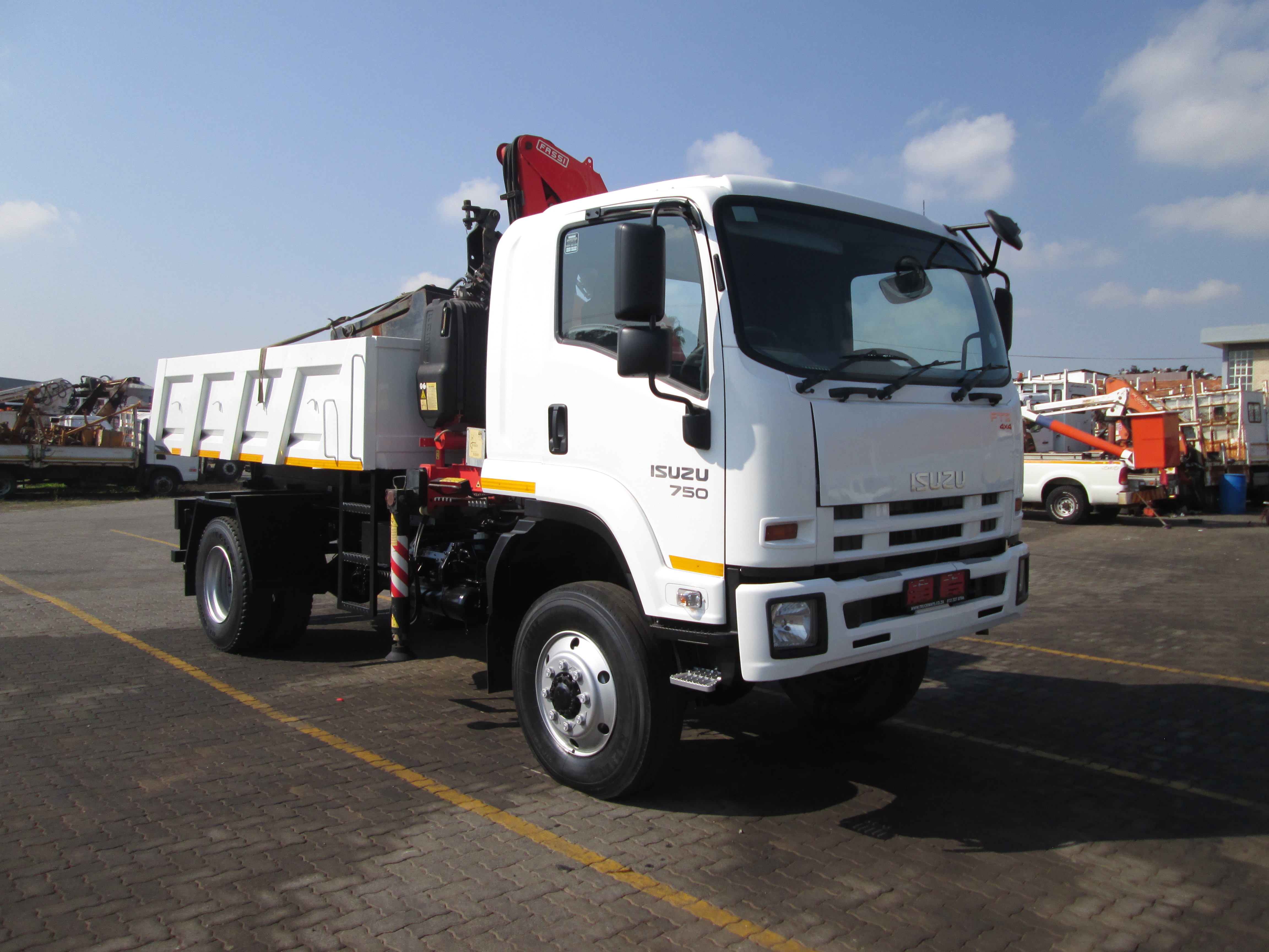 2014 ISUZU FTS750 4X4 5CUBE TIPPER DROPSIDE WITH FASSI F65 CRANE - 188628KM - Image 1