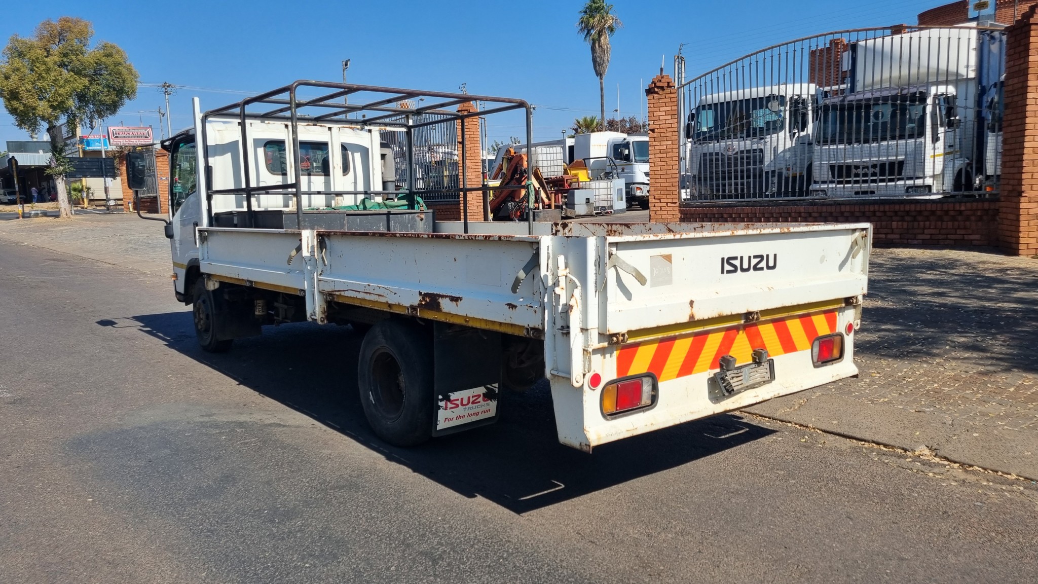2012 ISUZU NPR400 4TON DROPSIDE BODY TRUCK - Image 6