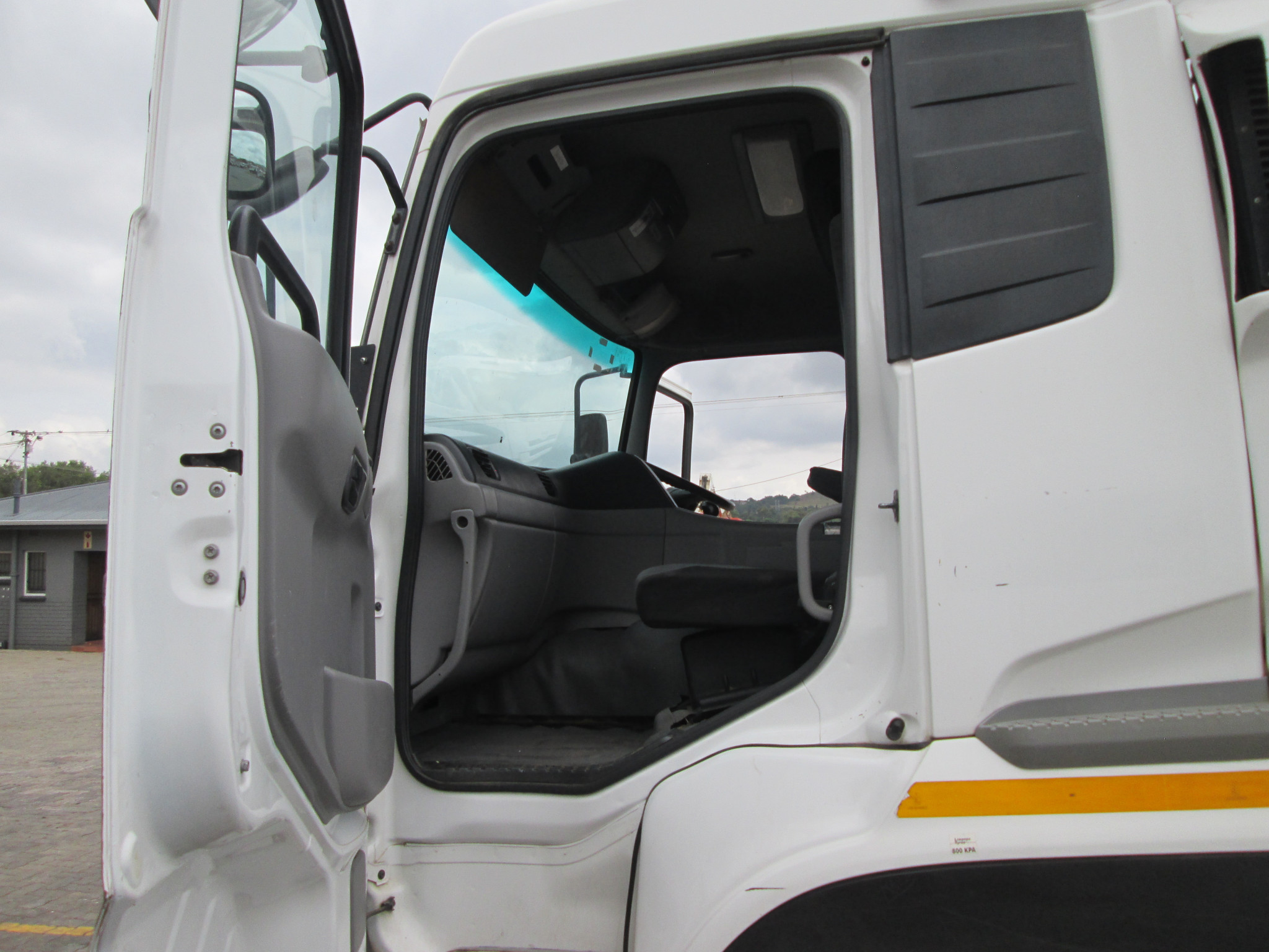 2018 UD QUON GW26-450 TRUCK TRACTOR 365971KM - Image 13