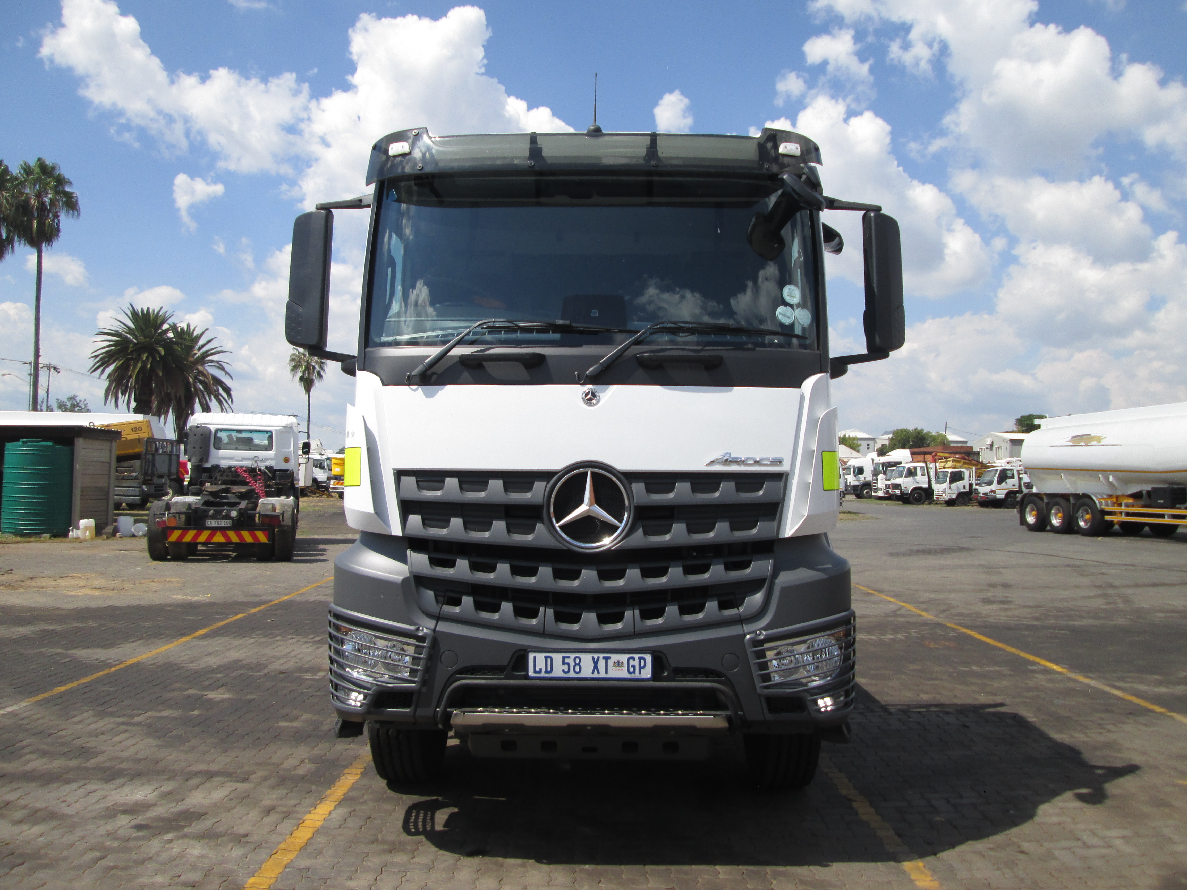 2023 Mercedes Benz AROCS 4152 Twin steer 8x4 flat deck Equipped with rear mount PK63002 EH crane - Image 6