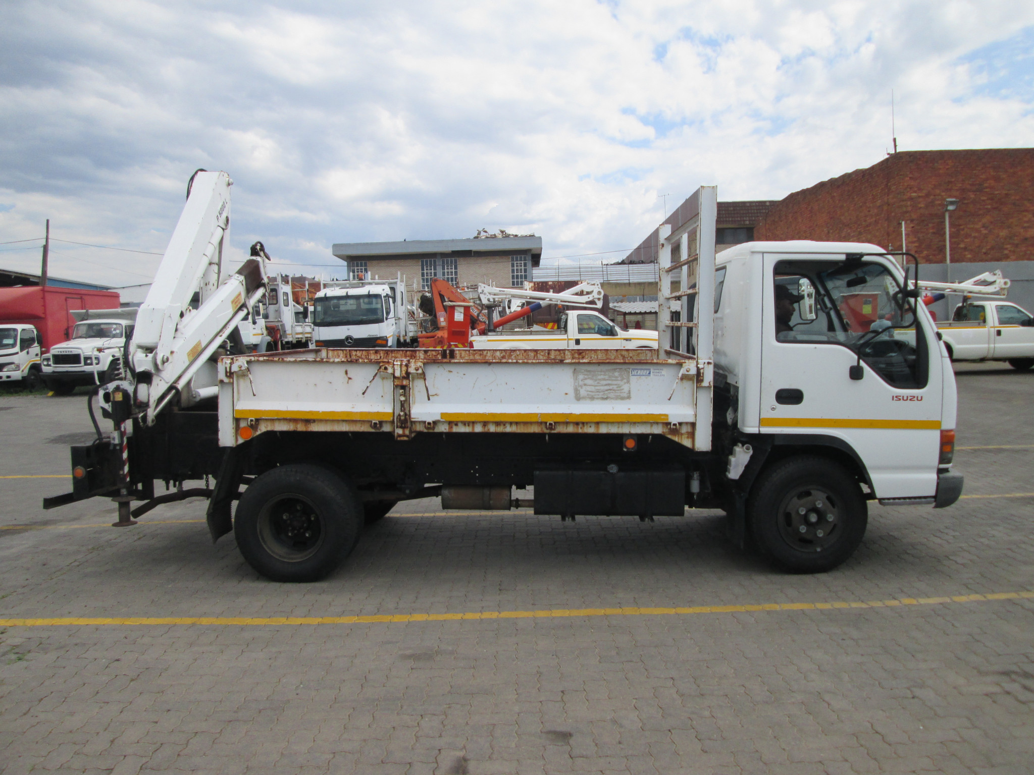 1999 ISUZU NPR300 3TON DROPSIDE WITH BONFIGLIOLI  P5000L CRANE - Image 8