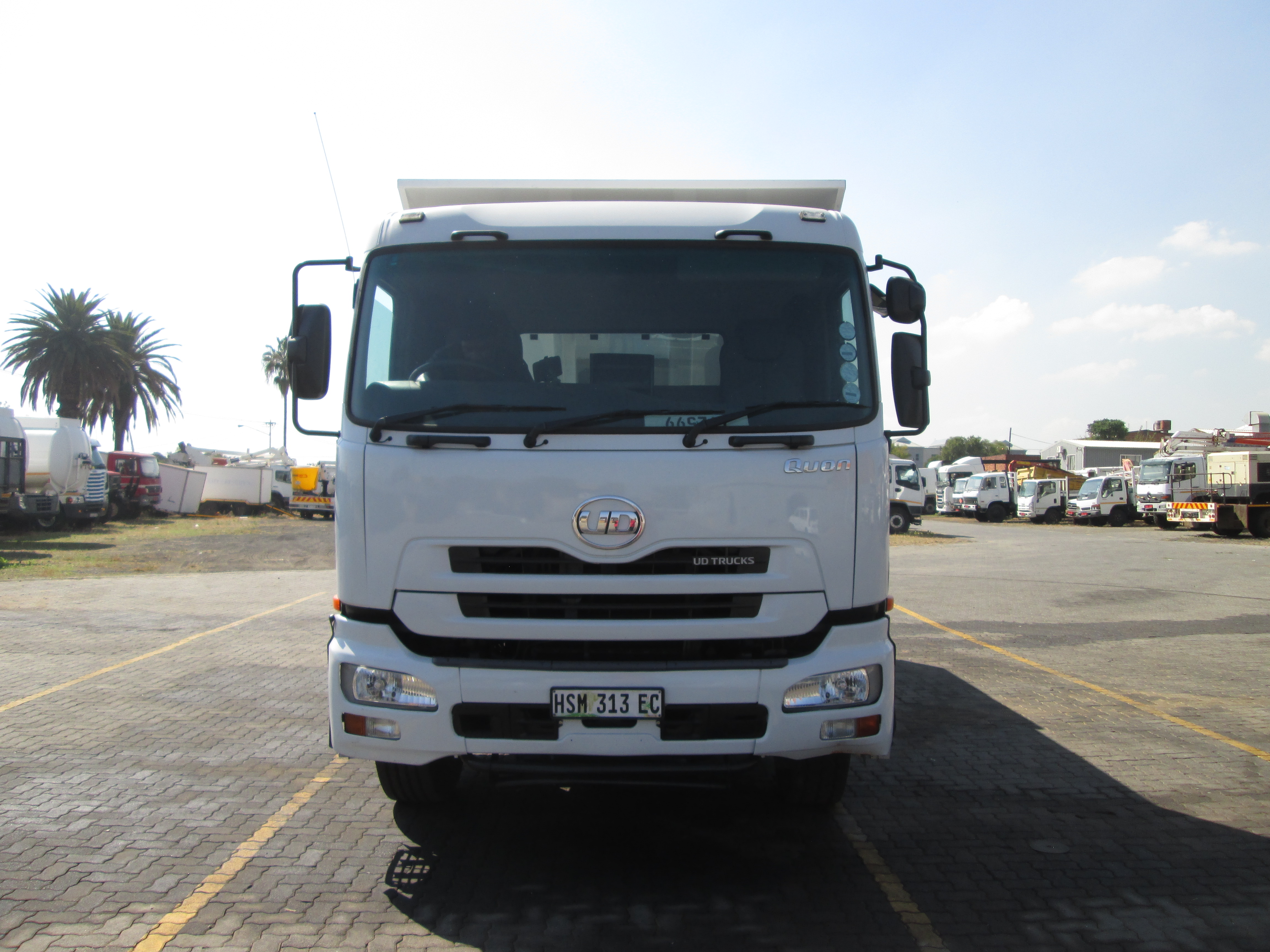 2015 UD QUON GW26-450 10CUBE TIPPER - Image 2