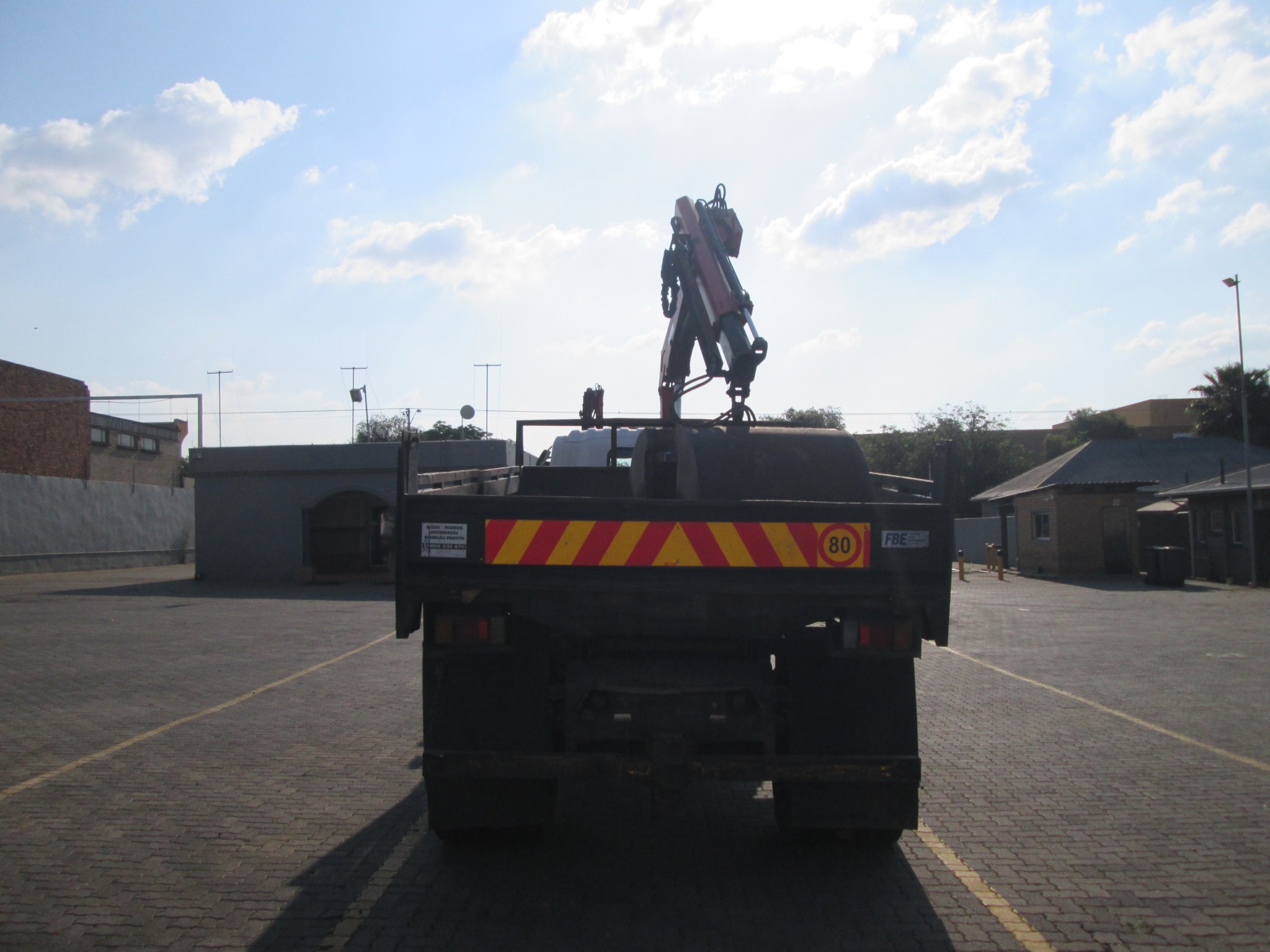 2014 ISUZU FTR850 5CUBE TIPPER DROPSIDE BODY WITH FASSI F80 CRANE AND GRAB - Image 6
