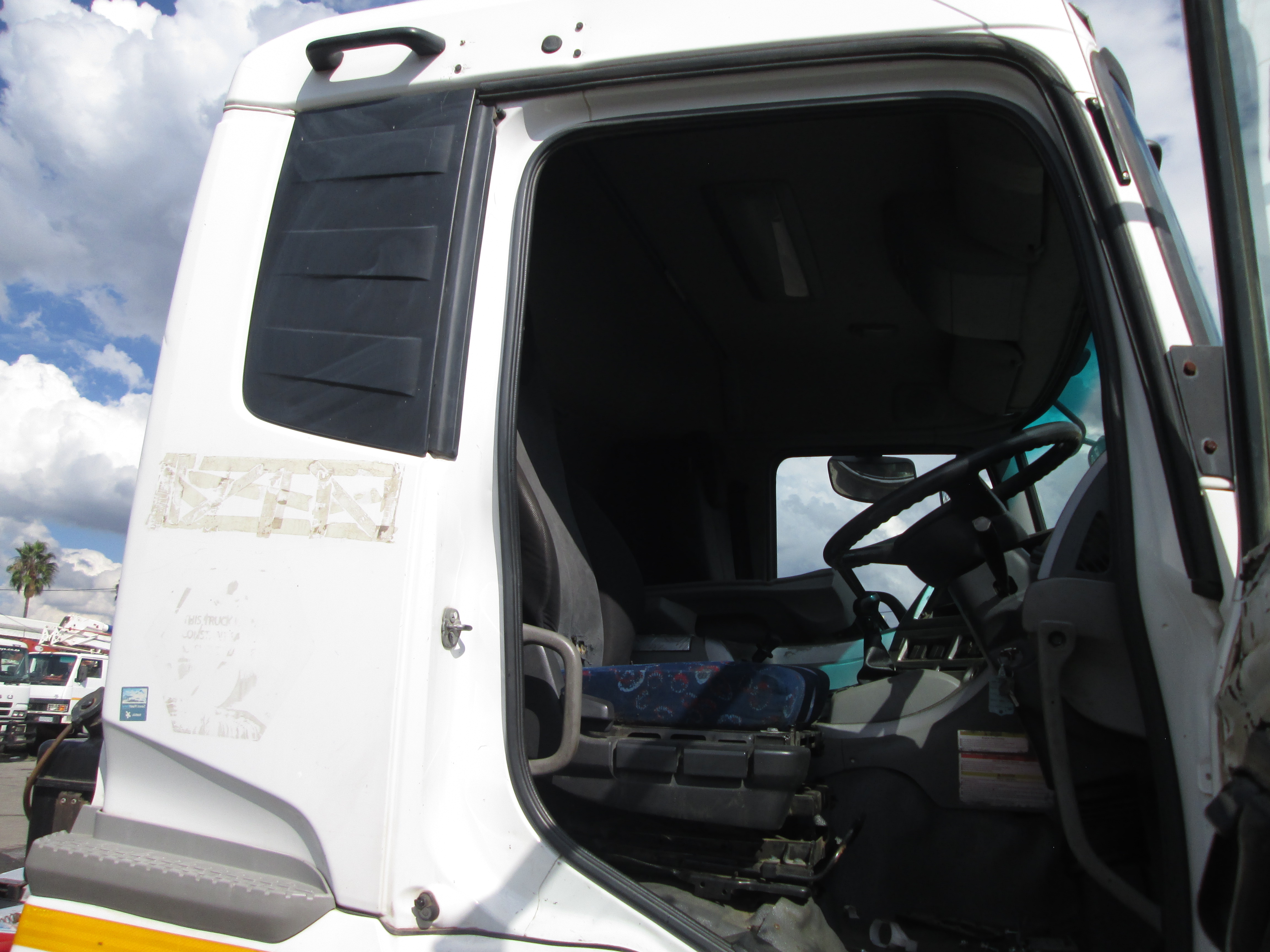 2018 UD QUON GW26-450 TRUCK TRACTOR 286211KM - Image 10