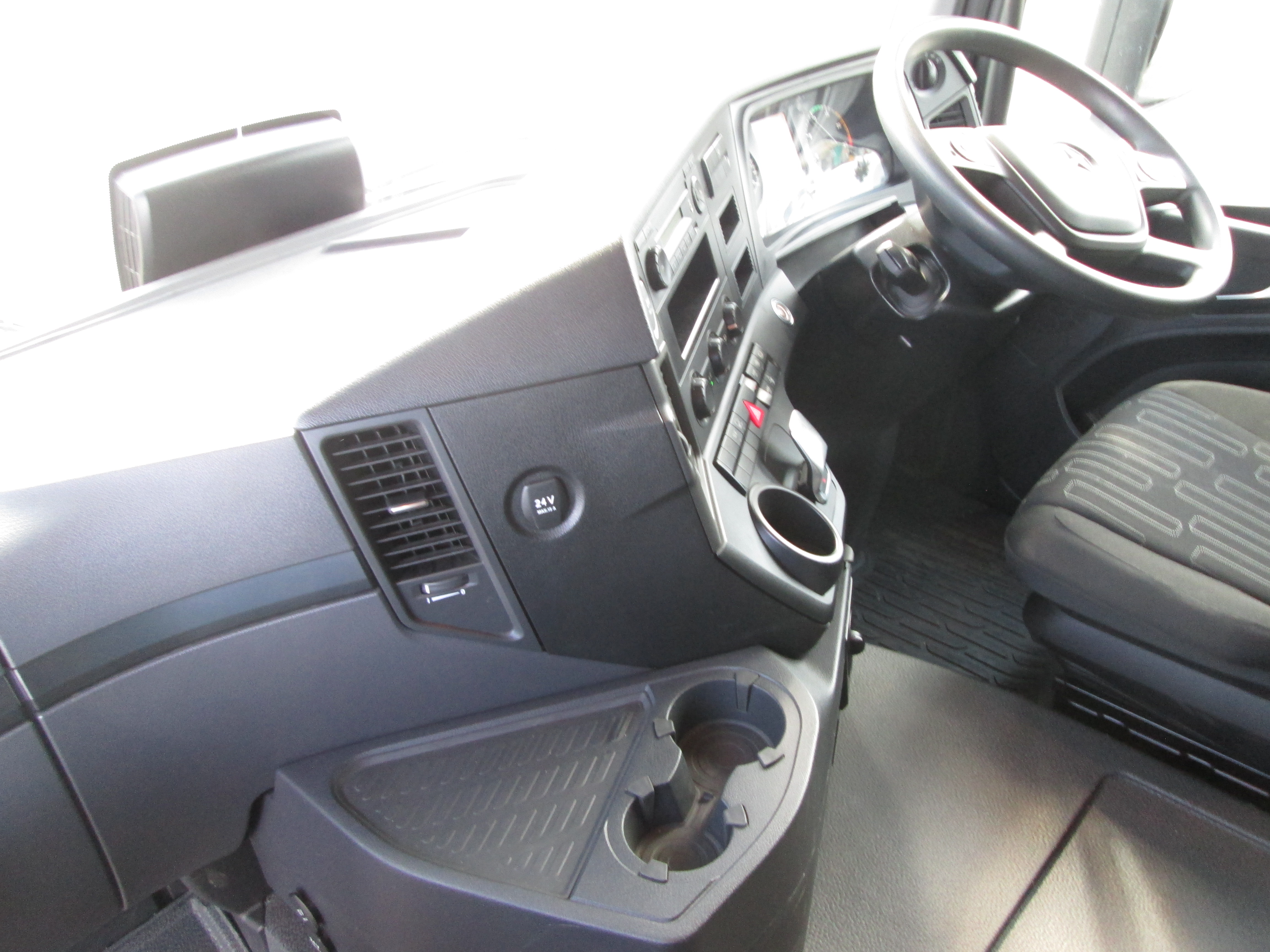 2023 Mercedes Benz AROCS 4152 Twin steer 8x4 flat deck Equipped with rear mount PK63002 EH crane - Image 20