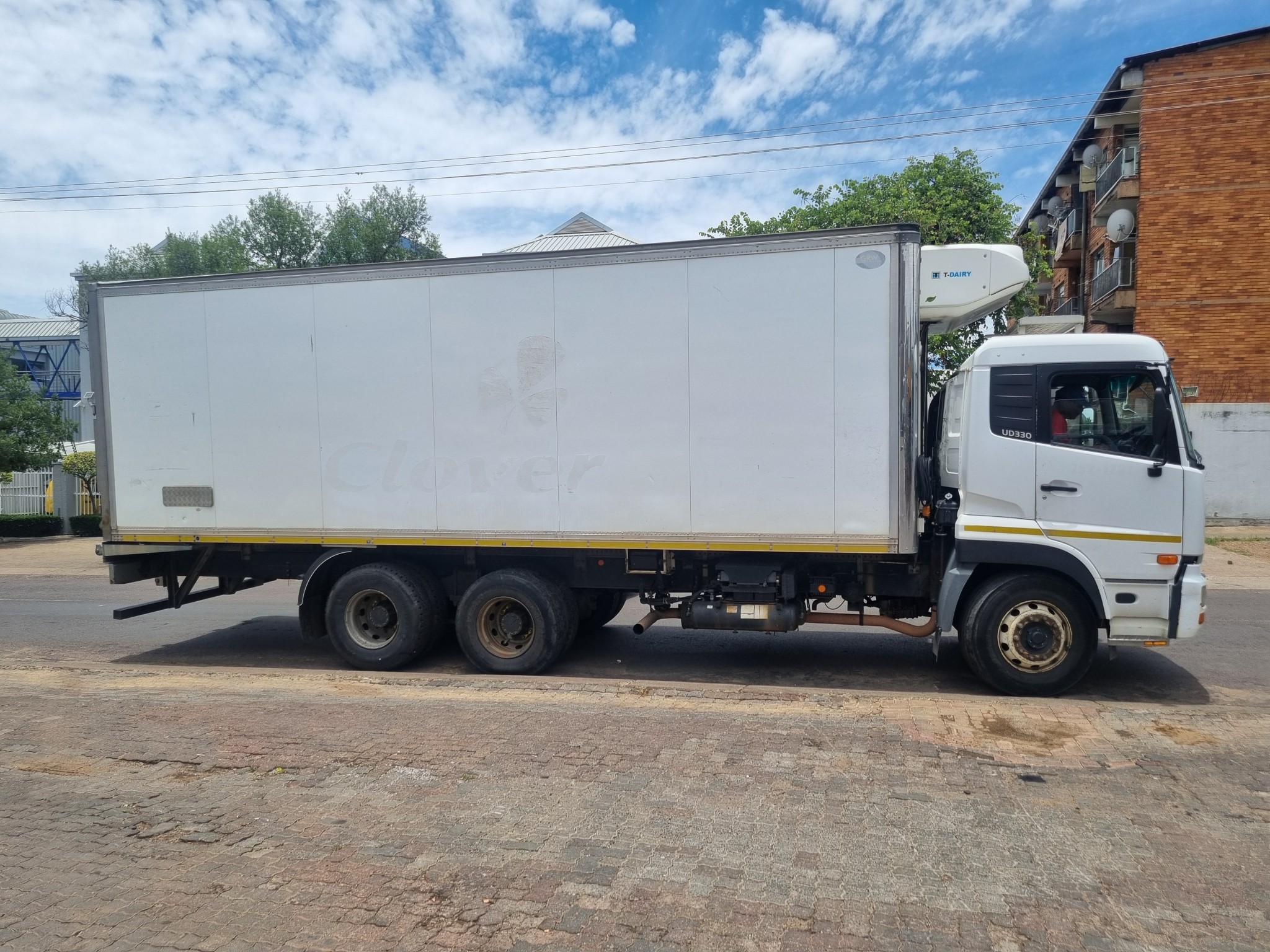 2013 UD330 14TON TRUCK WITH THERMO KING FRIDGE UNIT - Image 8