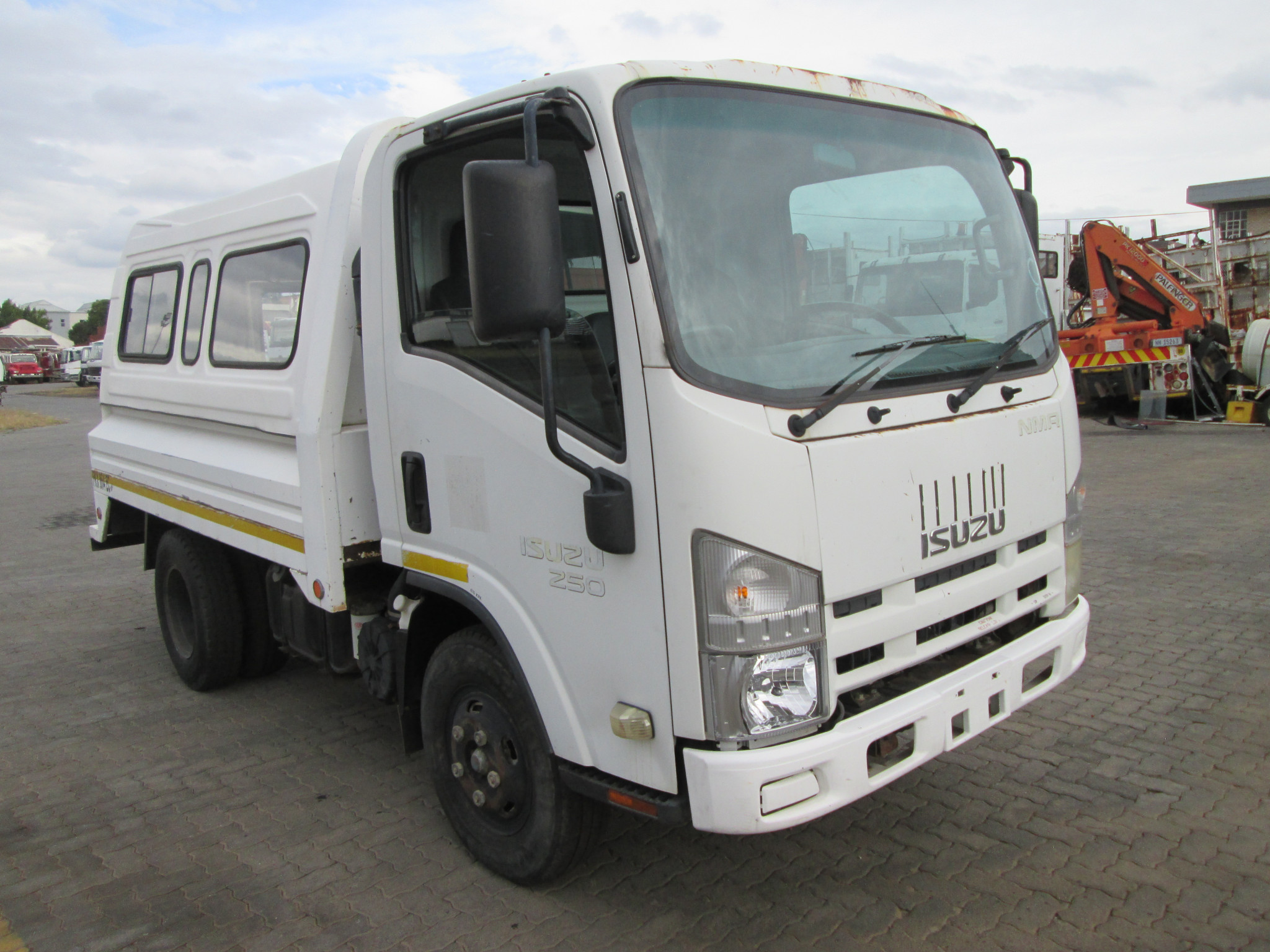 2010 ISUZU NMR250 WITH CANOPY 