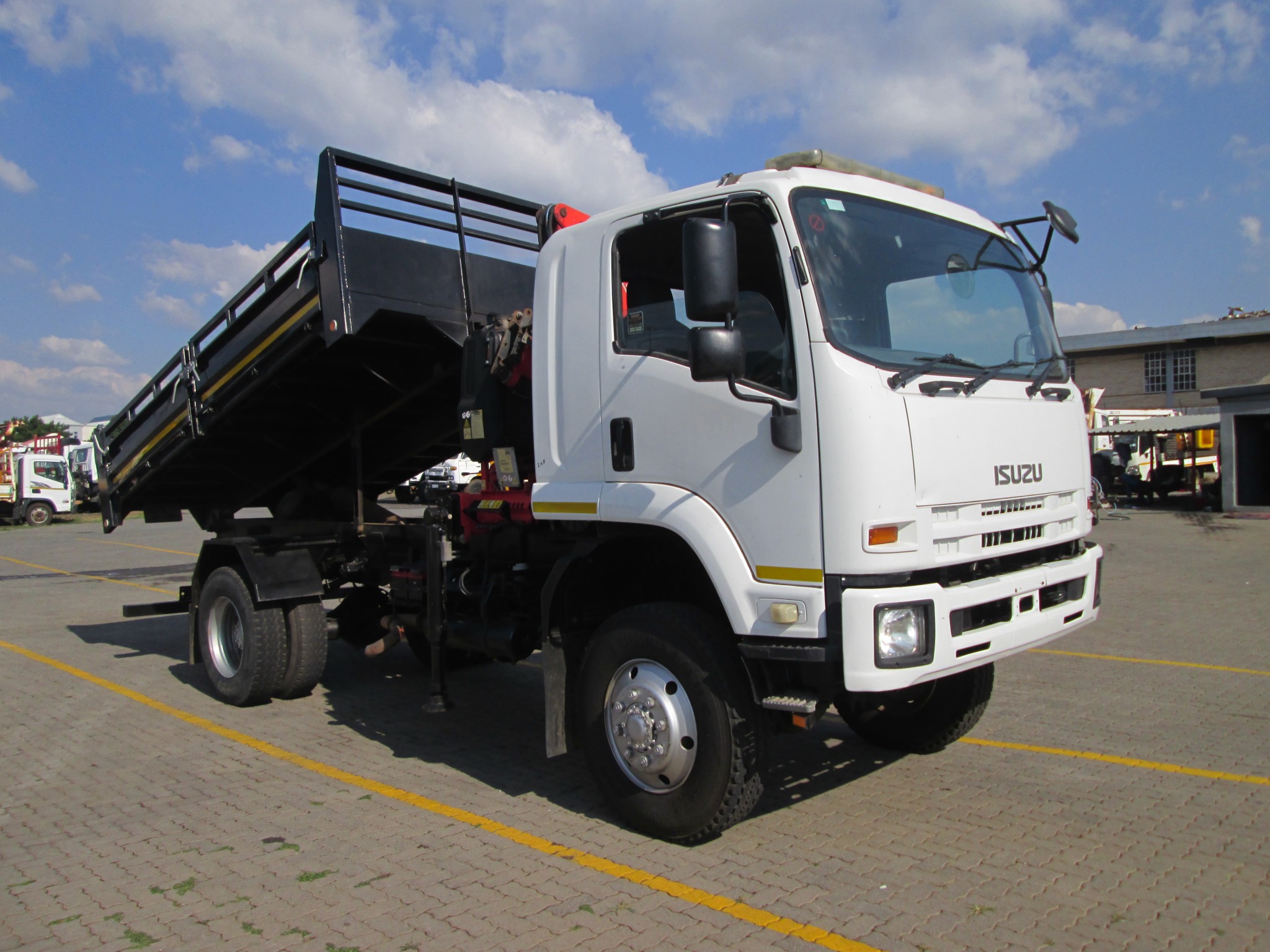2014 ISUZU FTS750 4X4 5CUBE TIPPER DROPSIDE WITH FASSI F65 CRANE