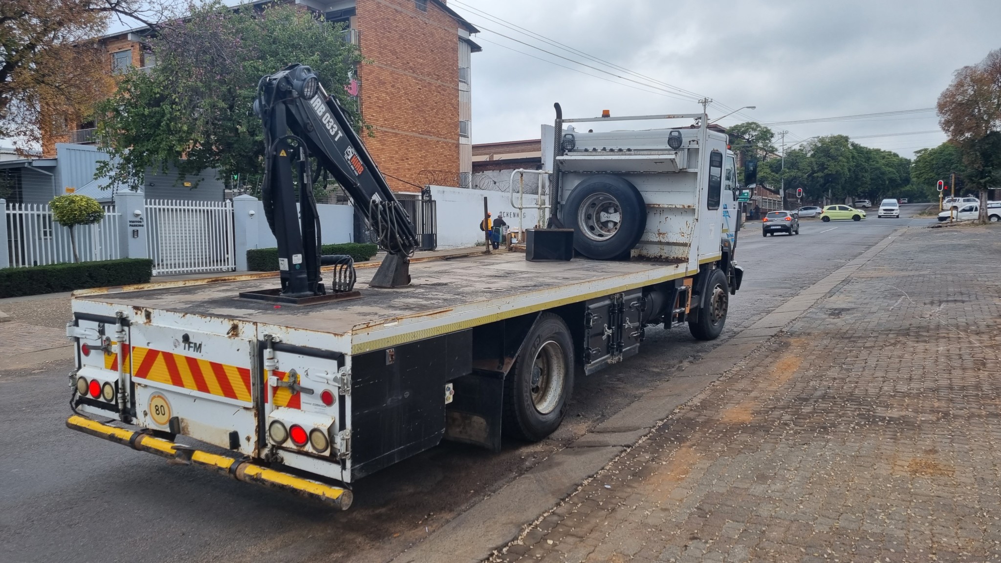 2010 TATA 1518c  8TON FLATDECK WITH 033T HIAB CRANE - Image 8