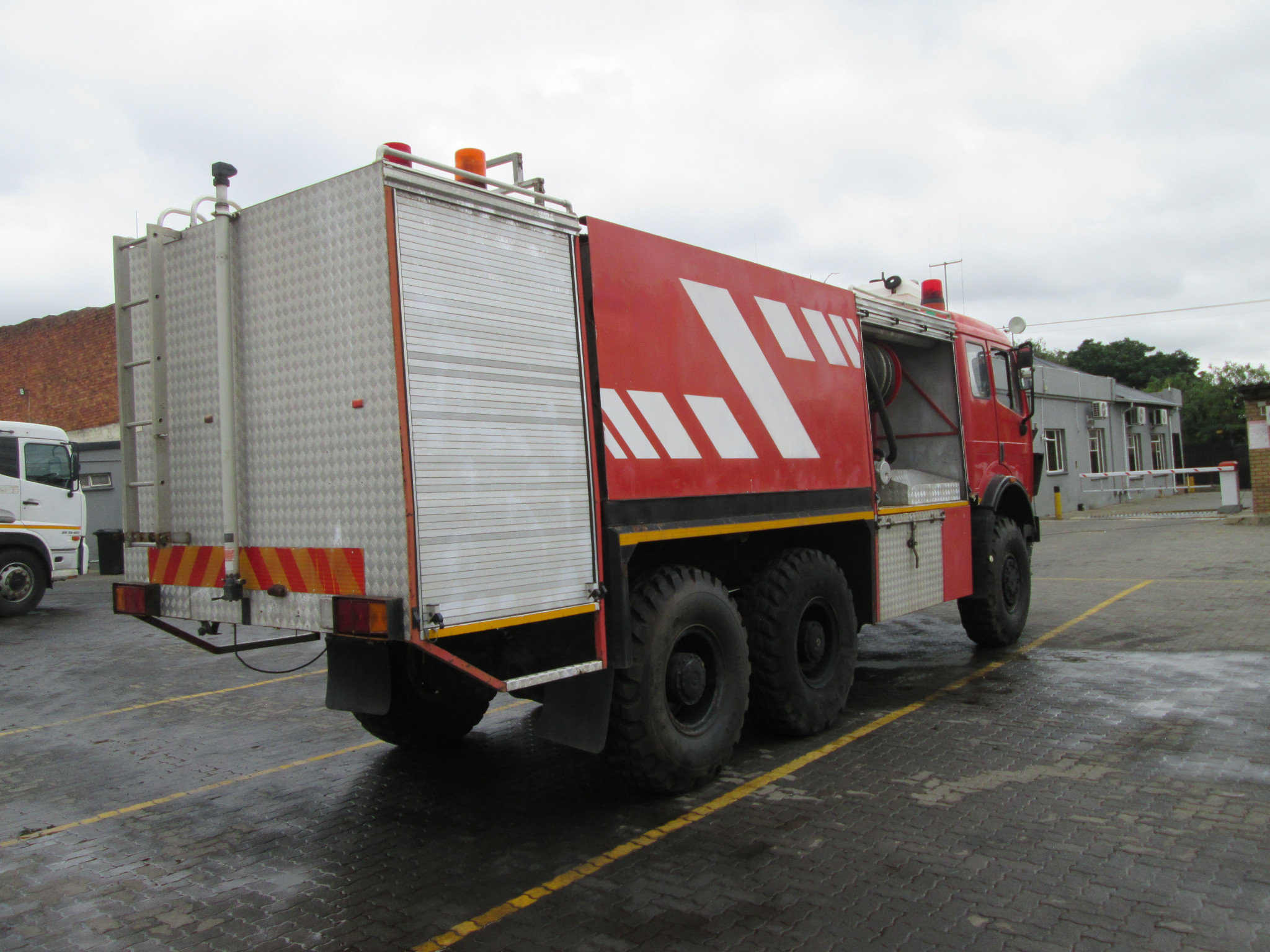 2014 MERCEDES BENZ 2635 ACTROS FIRETRUCK 045317KM - Image 7