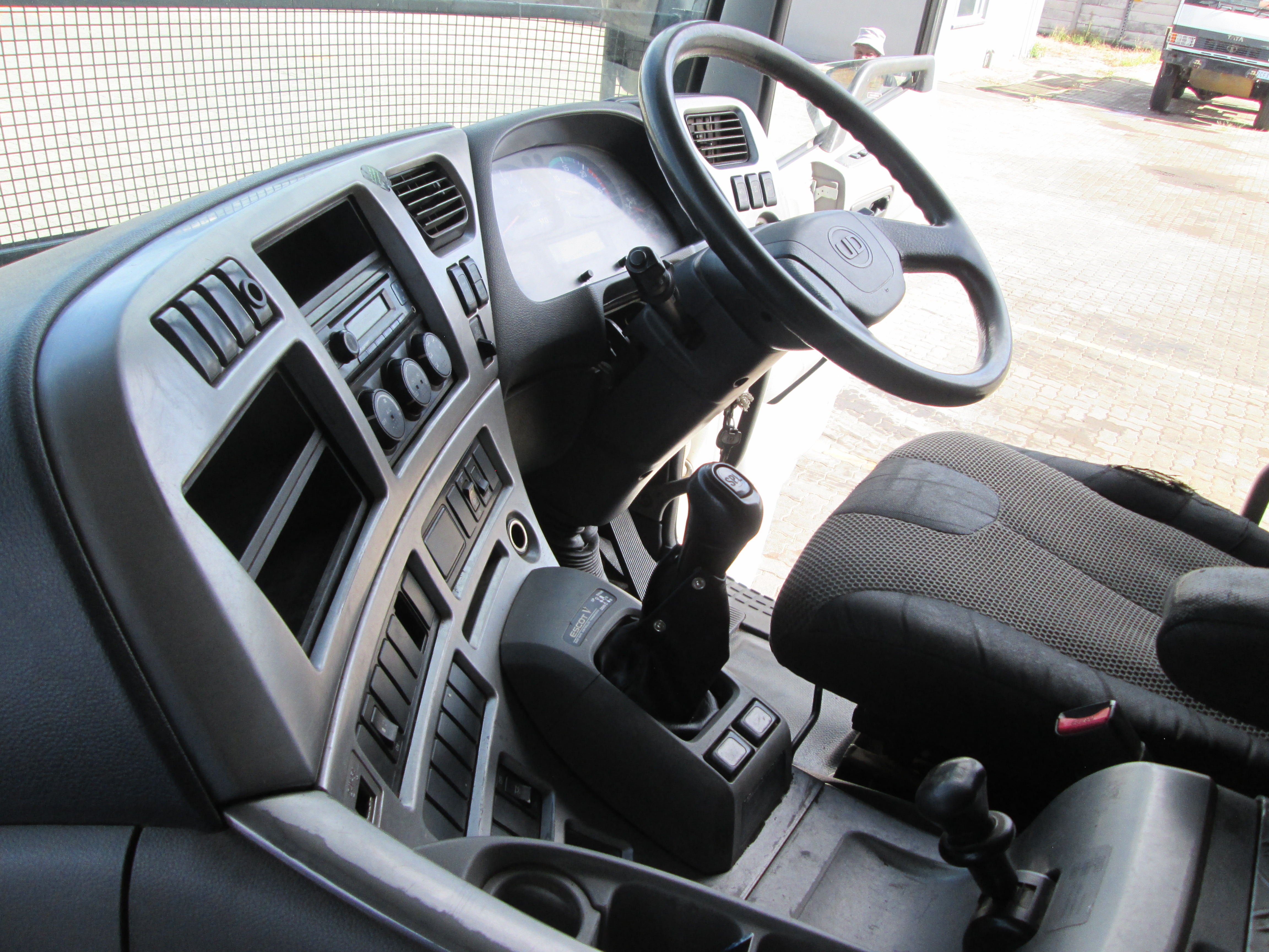 2018 UD QUON GW26-450 TRUCK TRACTOR 304005KM - Image 16
