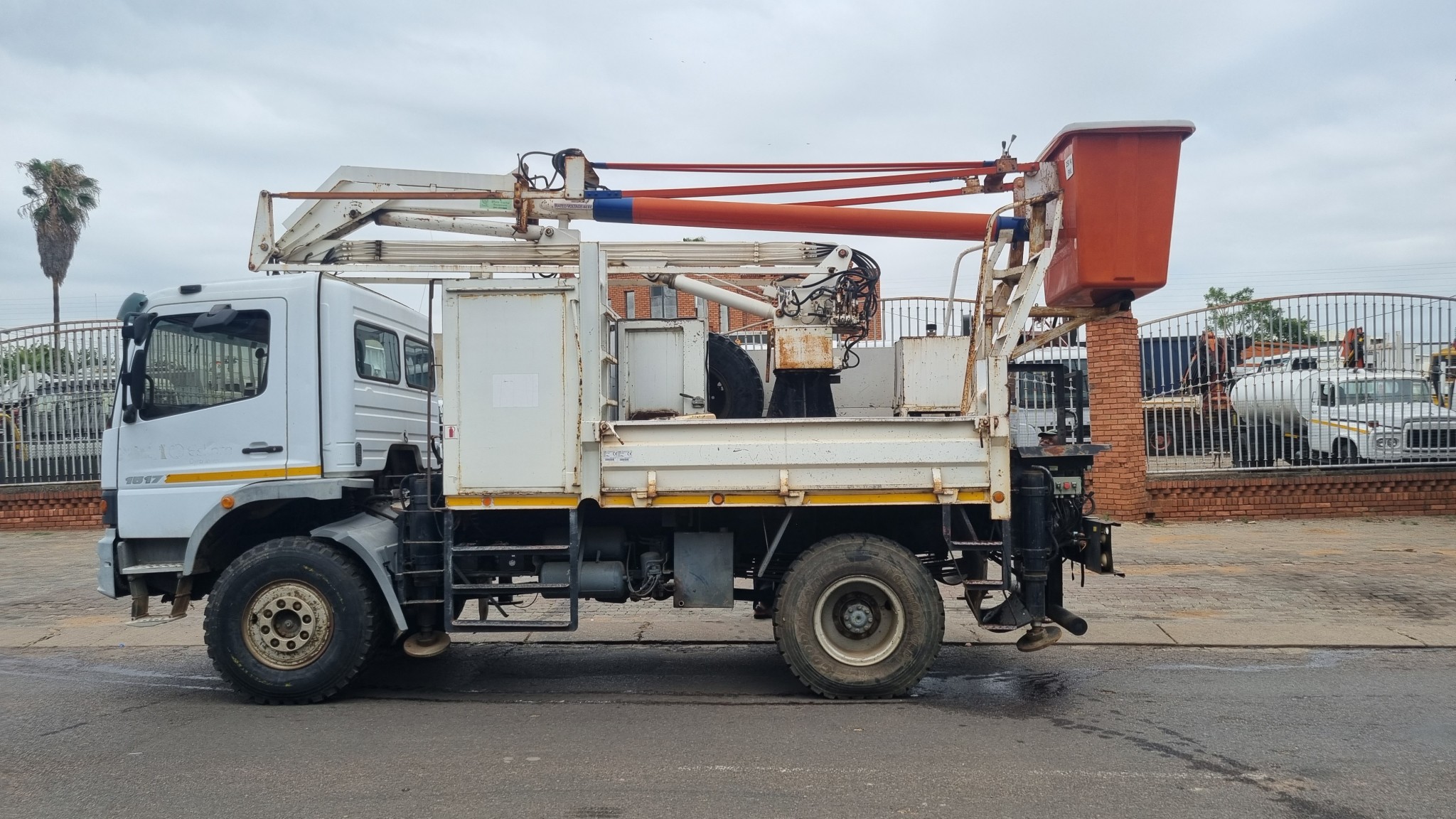 2002 MERCEDES BENZ1517 4x4 12M REACH LIVE LINE TRUCK - Image 5