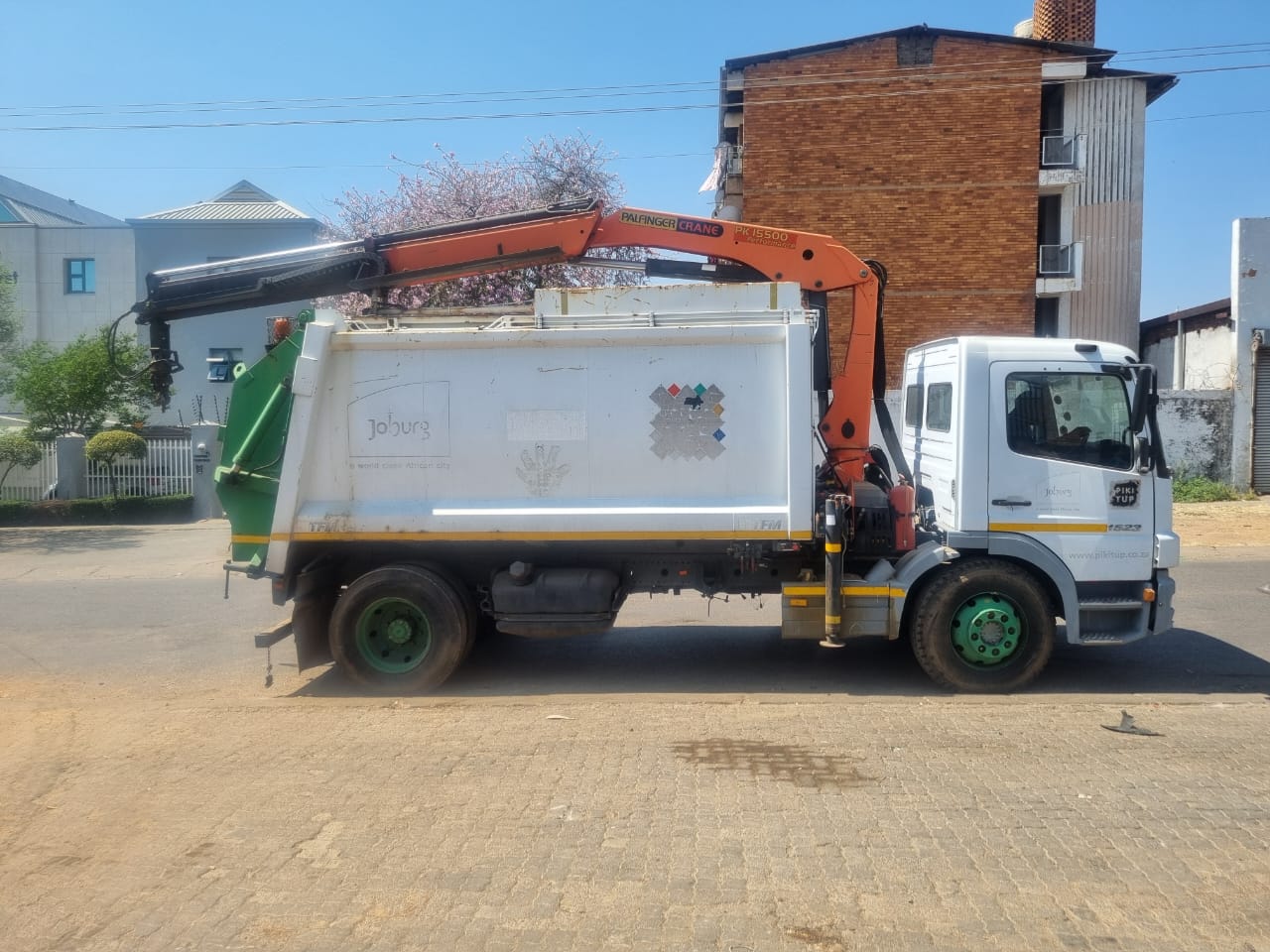 2007 MERCEDES BENZ 1517 COMPACTOR UNIT WITH PK15500 CRANE - Image 3