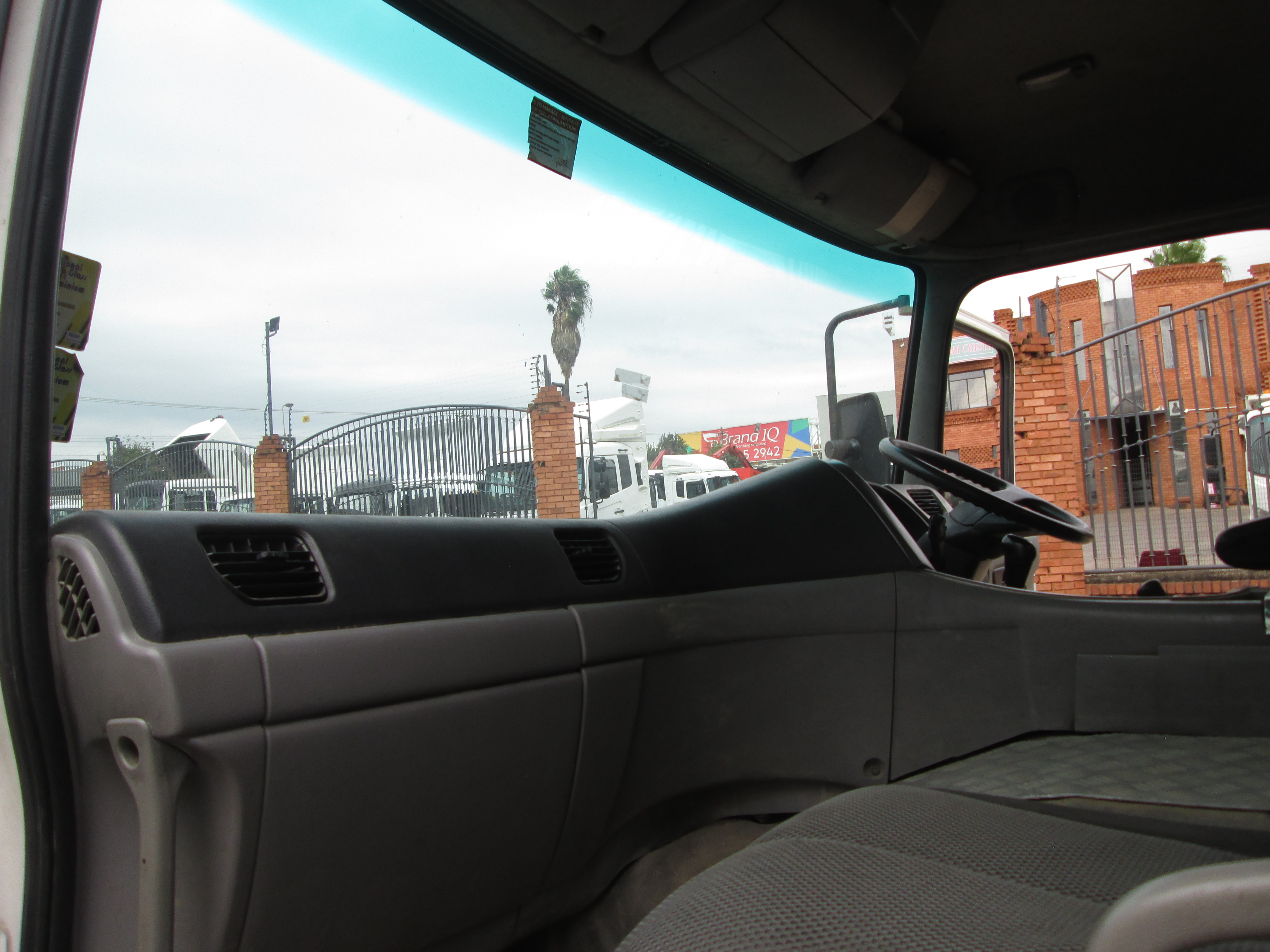 2015 UD QUON GW26-450 TRUCK TRACTOR 263383KM - Image 15