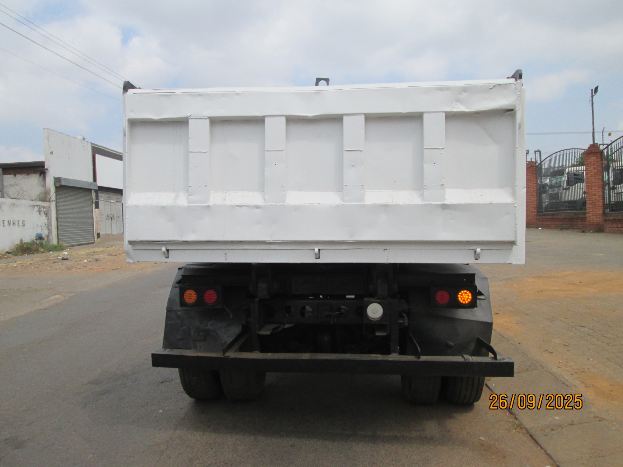 2004 UD85 6CUBE TIPPER - Image 6