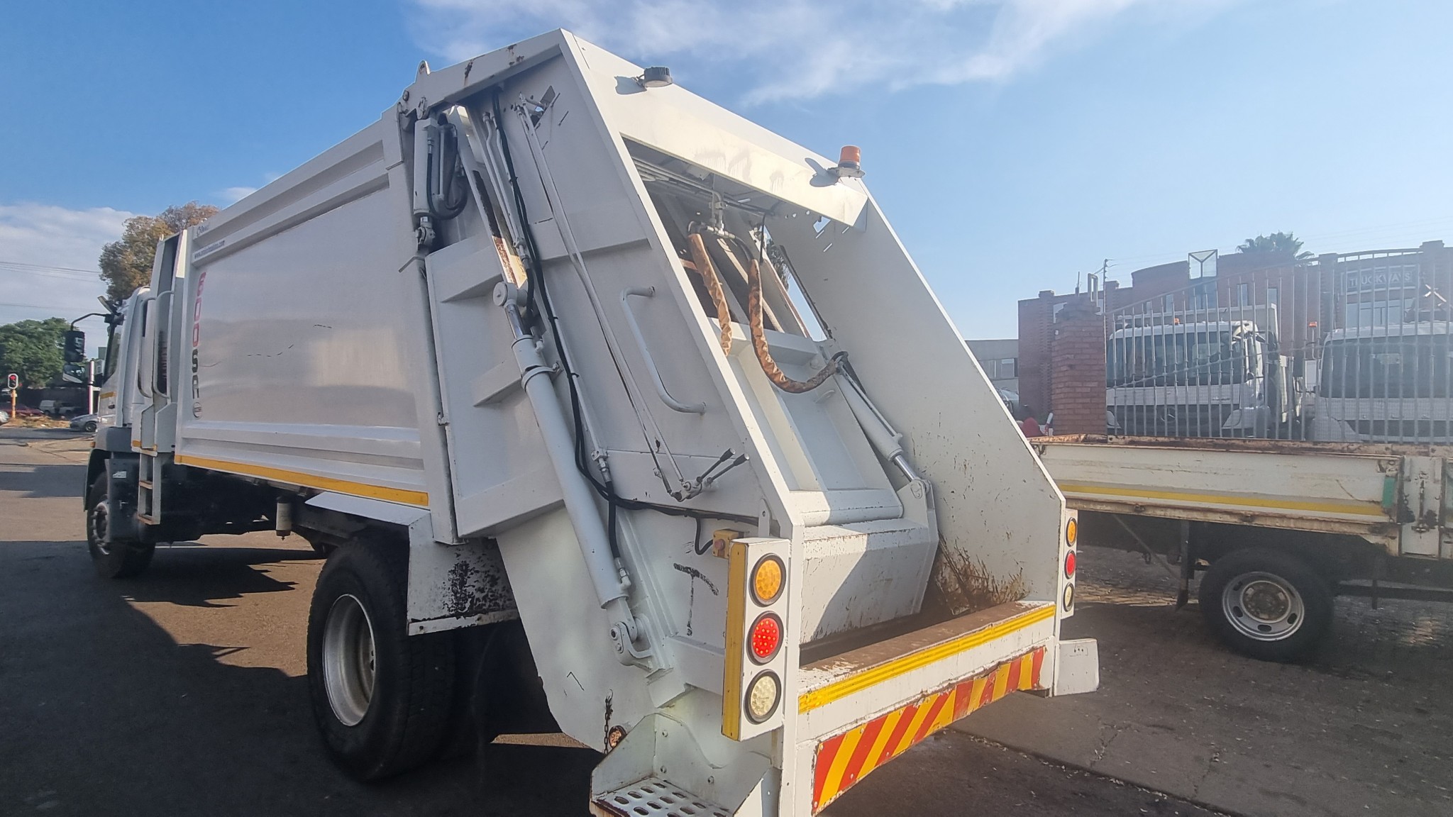 2018 FUSO FJ16-230 12 CUBE COMPACTOR - Image 5