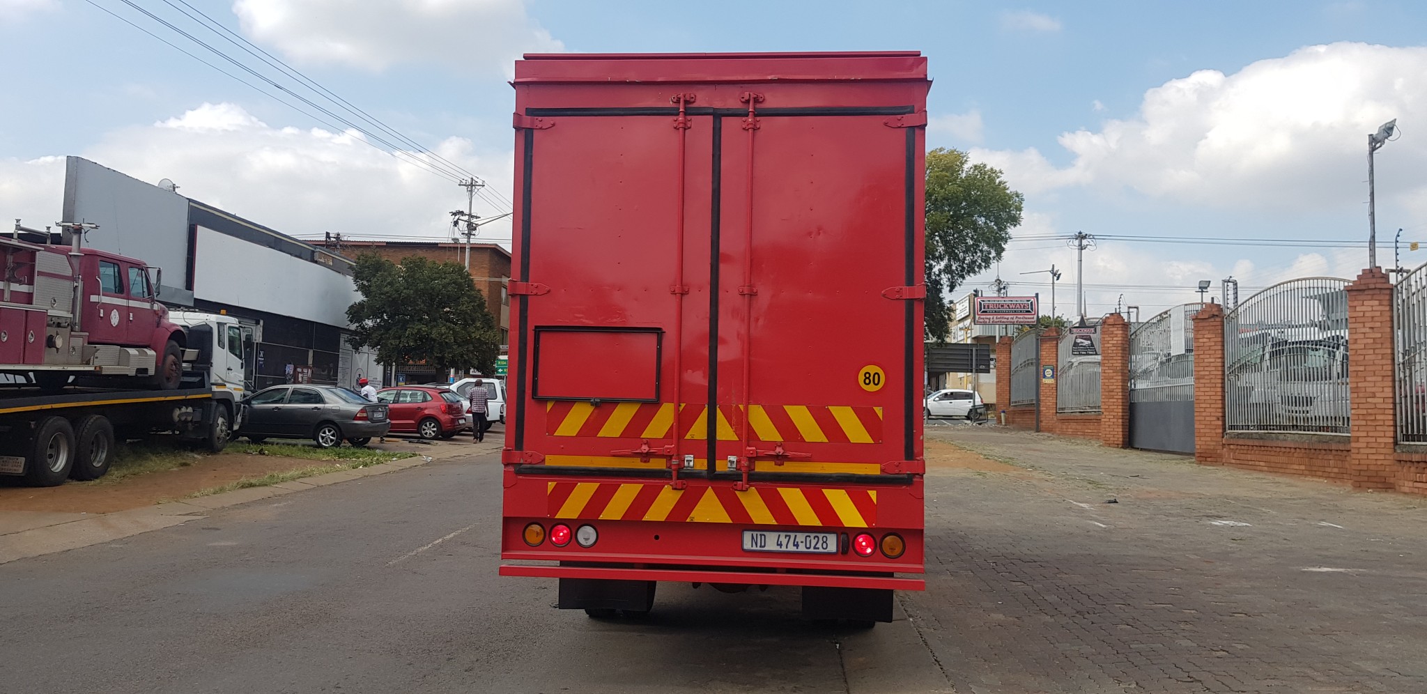 2011 HINO 915 4TON CLOSED BODY TRUCK  - Image 6