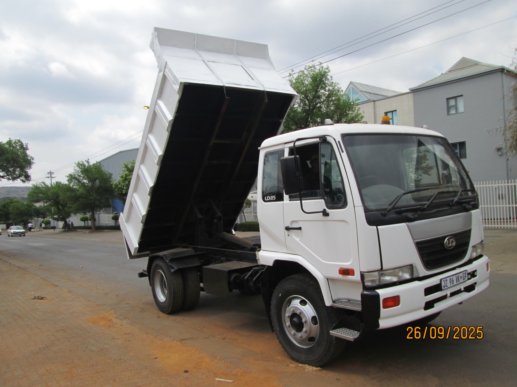2004 UD85 6CUBE TIPPER - Image 11