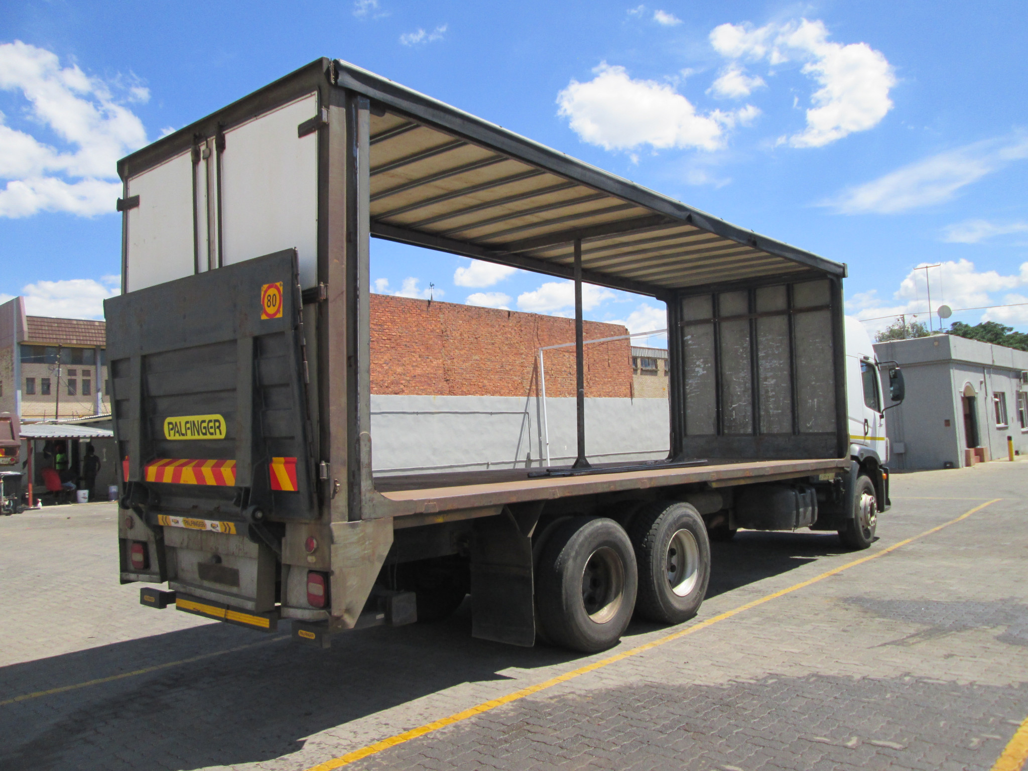 2016 VW CONSTELLATION 24.250 12TON CURTAIN SIDES - 292437KM - Image 7