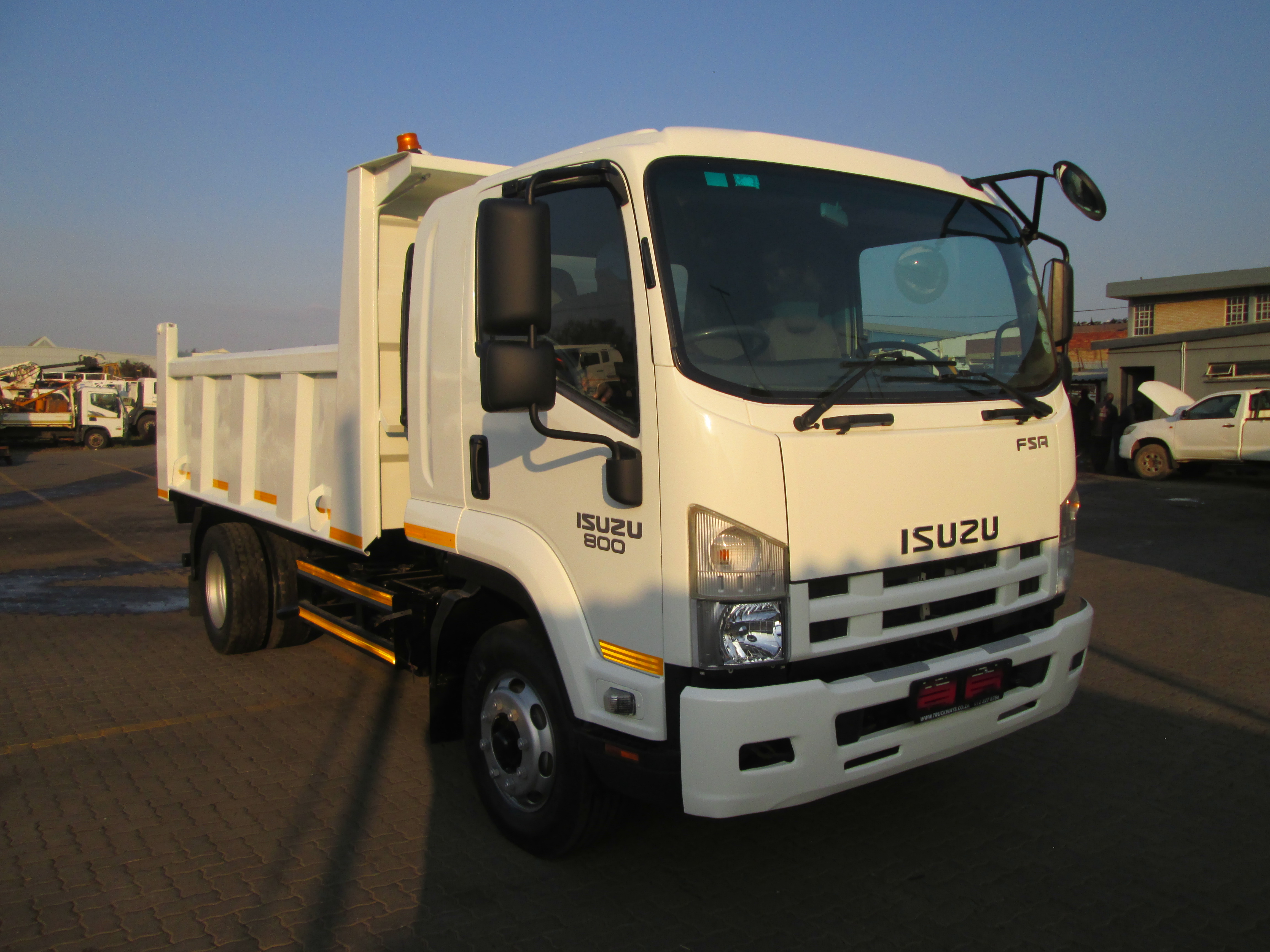 2018 ISUZU FSR800 6CUBE TIPPER 99365KM - Image 1