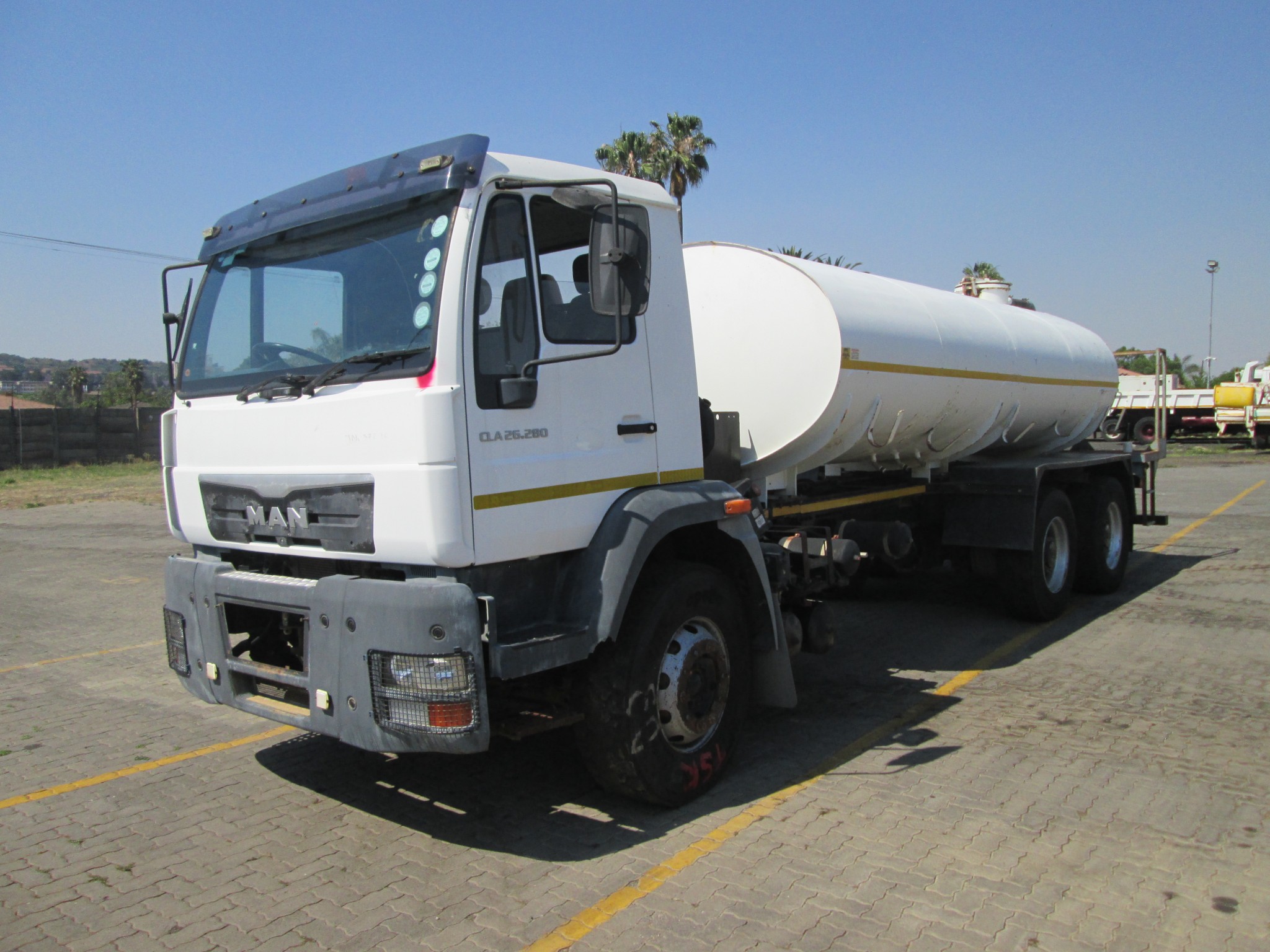 2018 MAN CLA26.280 12000L WATER TANKER - Image 3