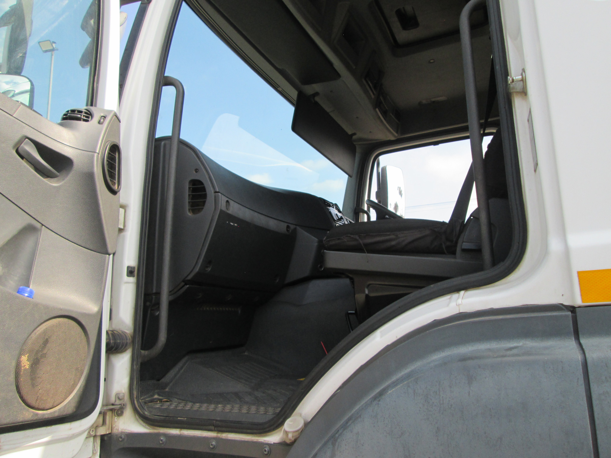 2018 MERCEDES BENZ 3340 AXOR TRUCK TRACTOR 262859KM - Image 10