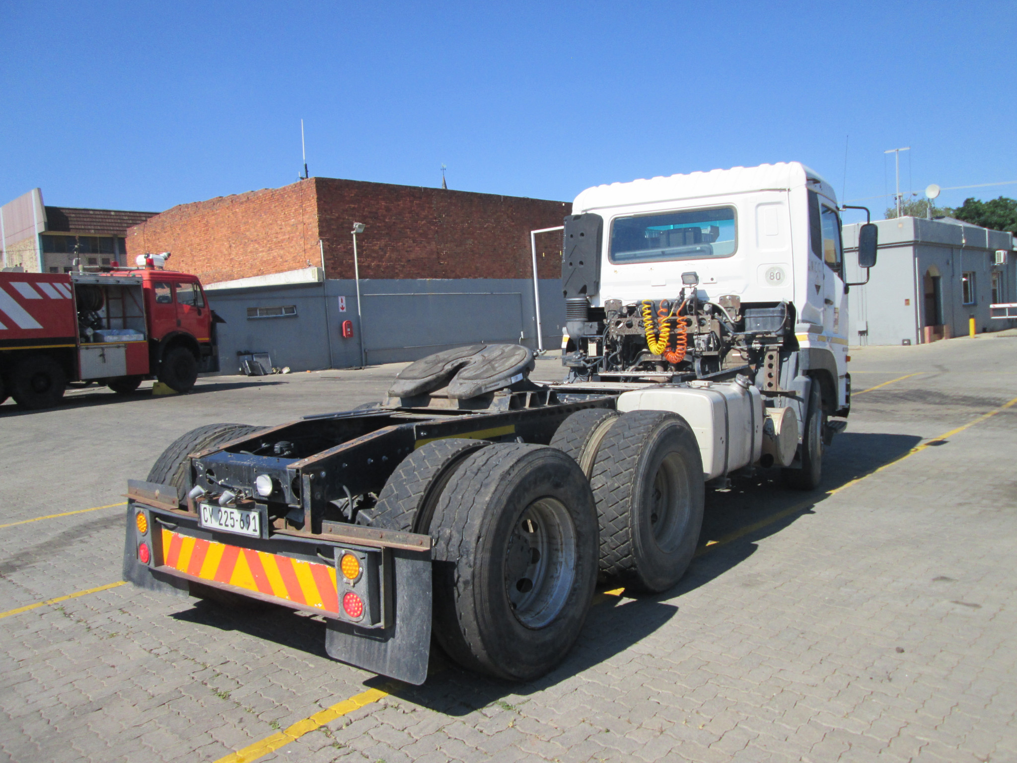 2015 UD QUON GW26-450 TRUCK TRACTOR 309996 KM - Image 7