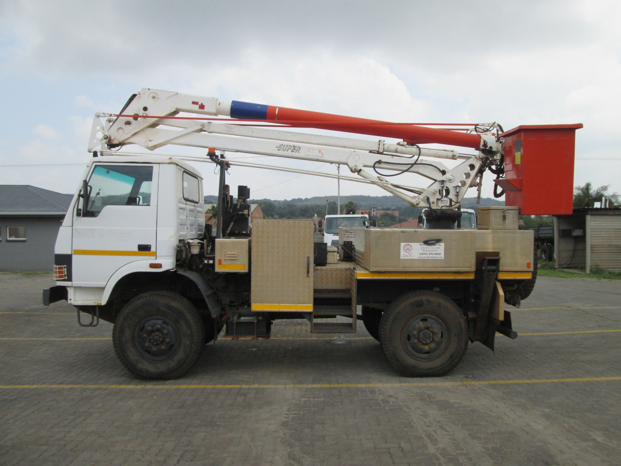 2010 TATA 713C 13M REACH LIVELINE CHERRY PICKER - Image 4