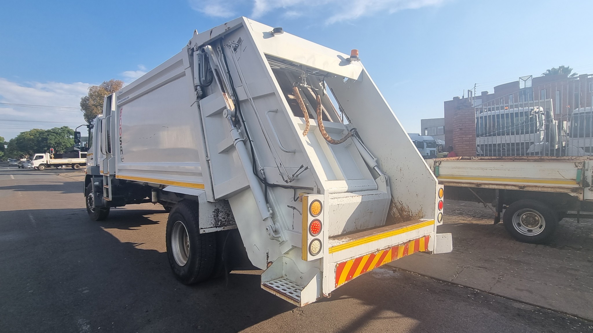 2018 FUSO FJ16-230 12 CUBE COMPACTOR - Image 6
