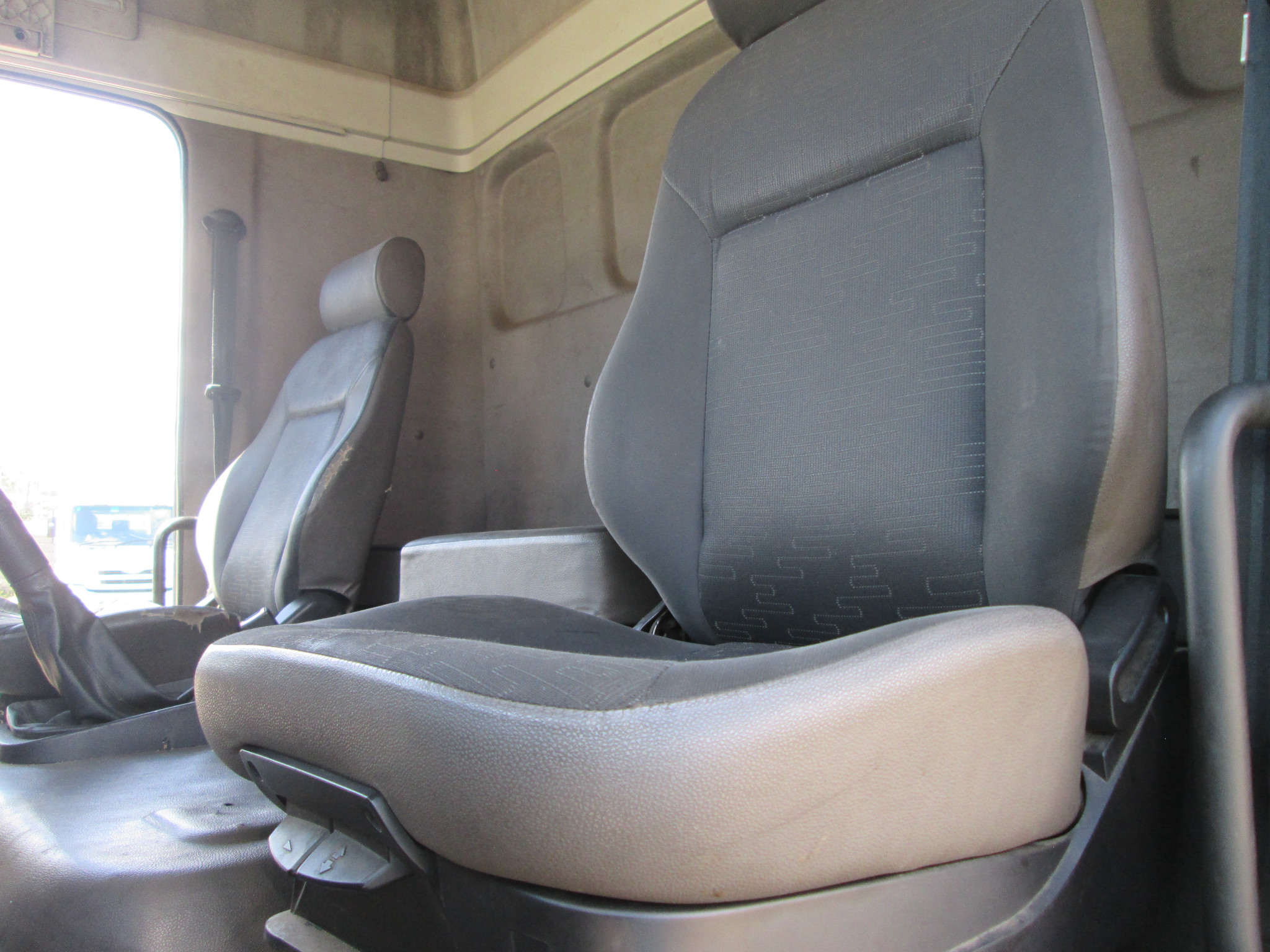 2016 VW CONSTELLATION 24.250 12TON CURTAIN SIDES - 292437KM - Image 11