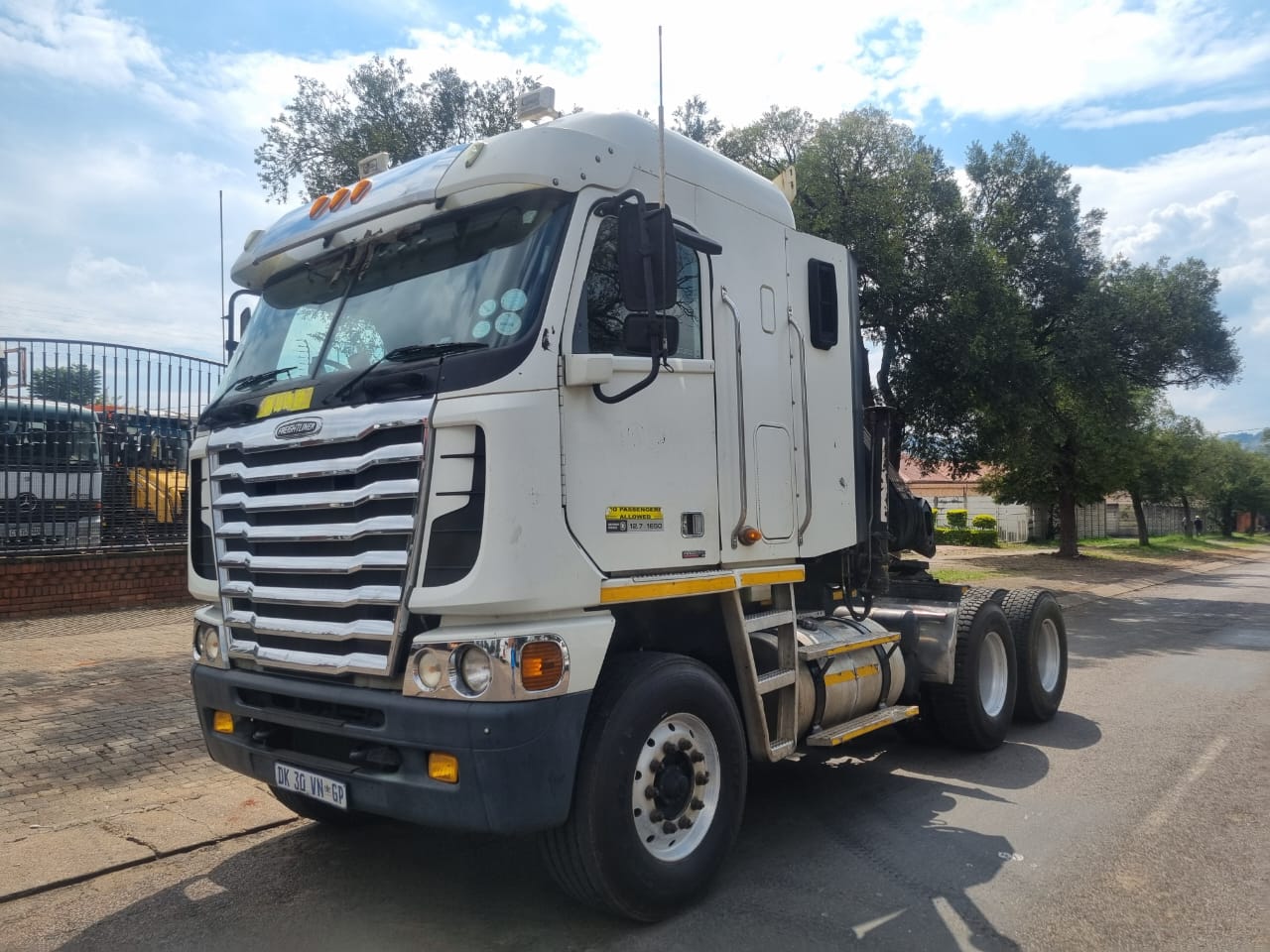 2014 FREIGHTLINER DETROIT 12.7-1650 TRUCK TRACTOR WITH HIAB 152B-2 CRANE - Image 3