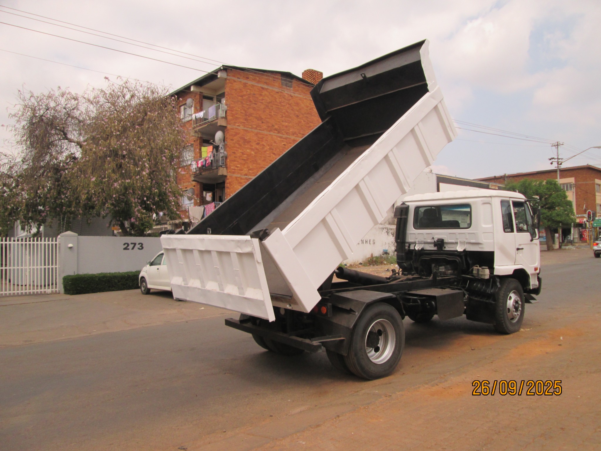 2004 UD85 6CUBE TIPPER - Image 12