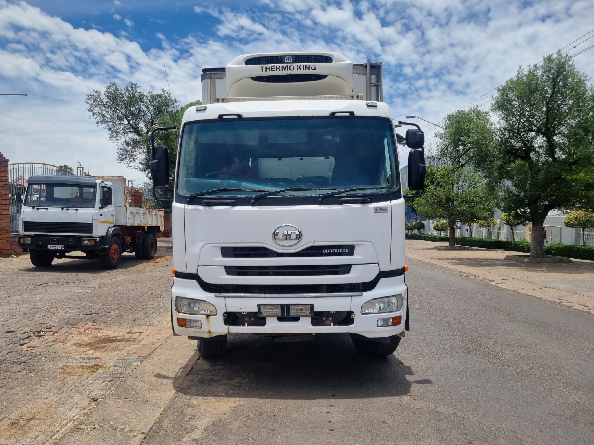 2013 UD330 14TON TRUCK WITH THERMO KING FRIDGE UNIT - Image 2