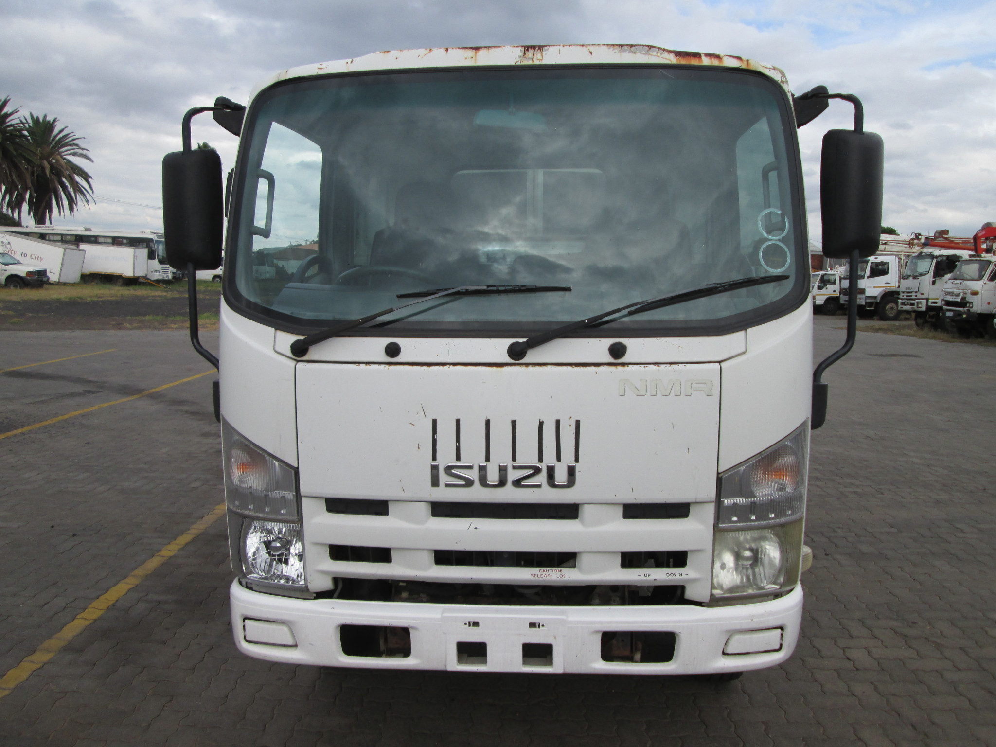 2010 ISUZU NMR250 WITH CANOPY  - Image 2