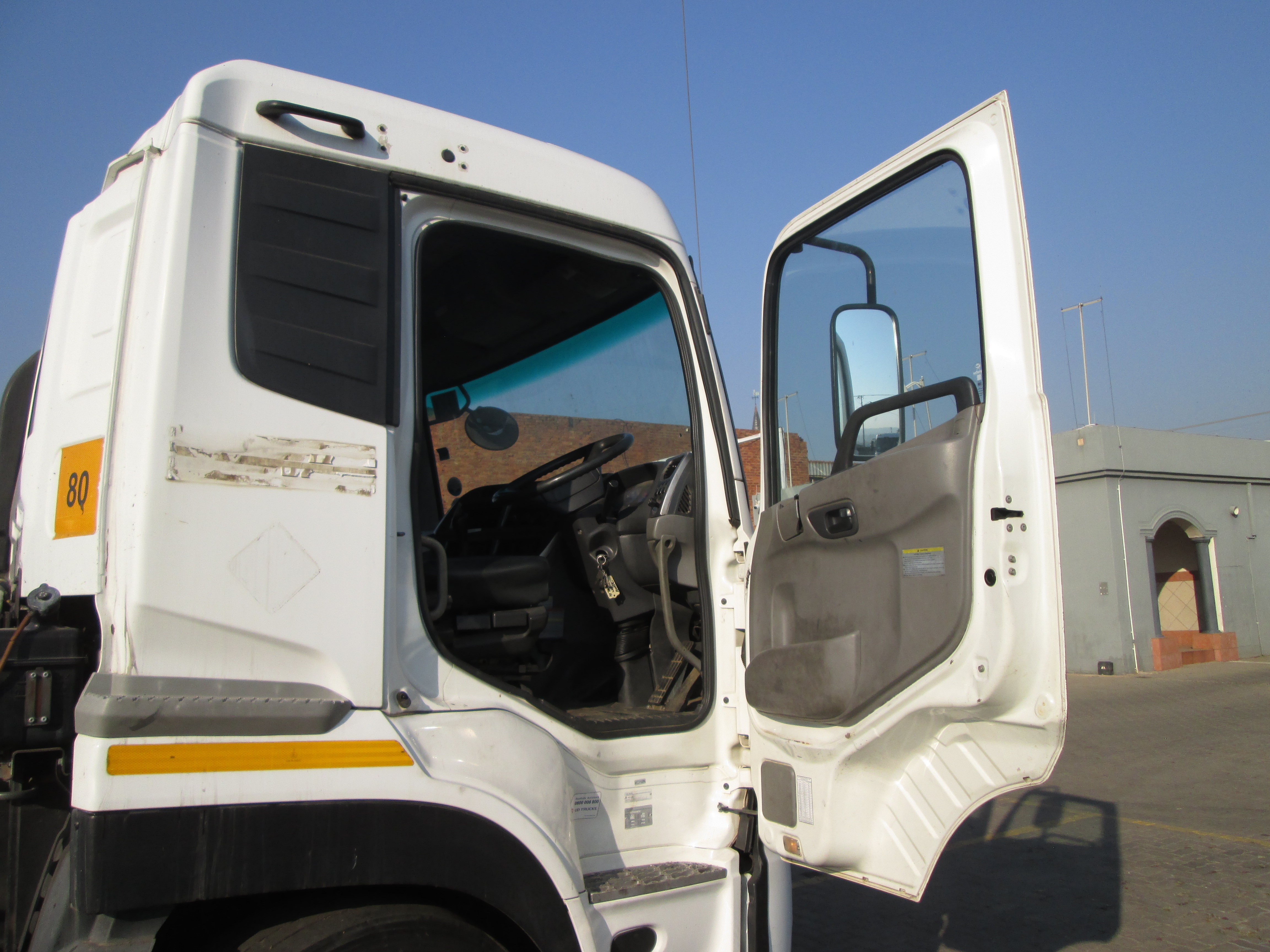 2018 UD QUON GW26-450 TRUCK TRACTOR 253087KM - Image 10