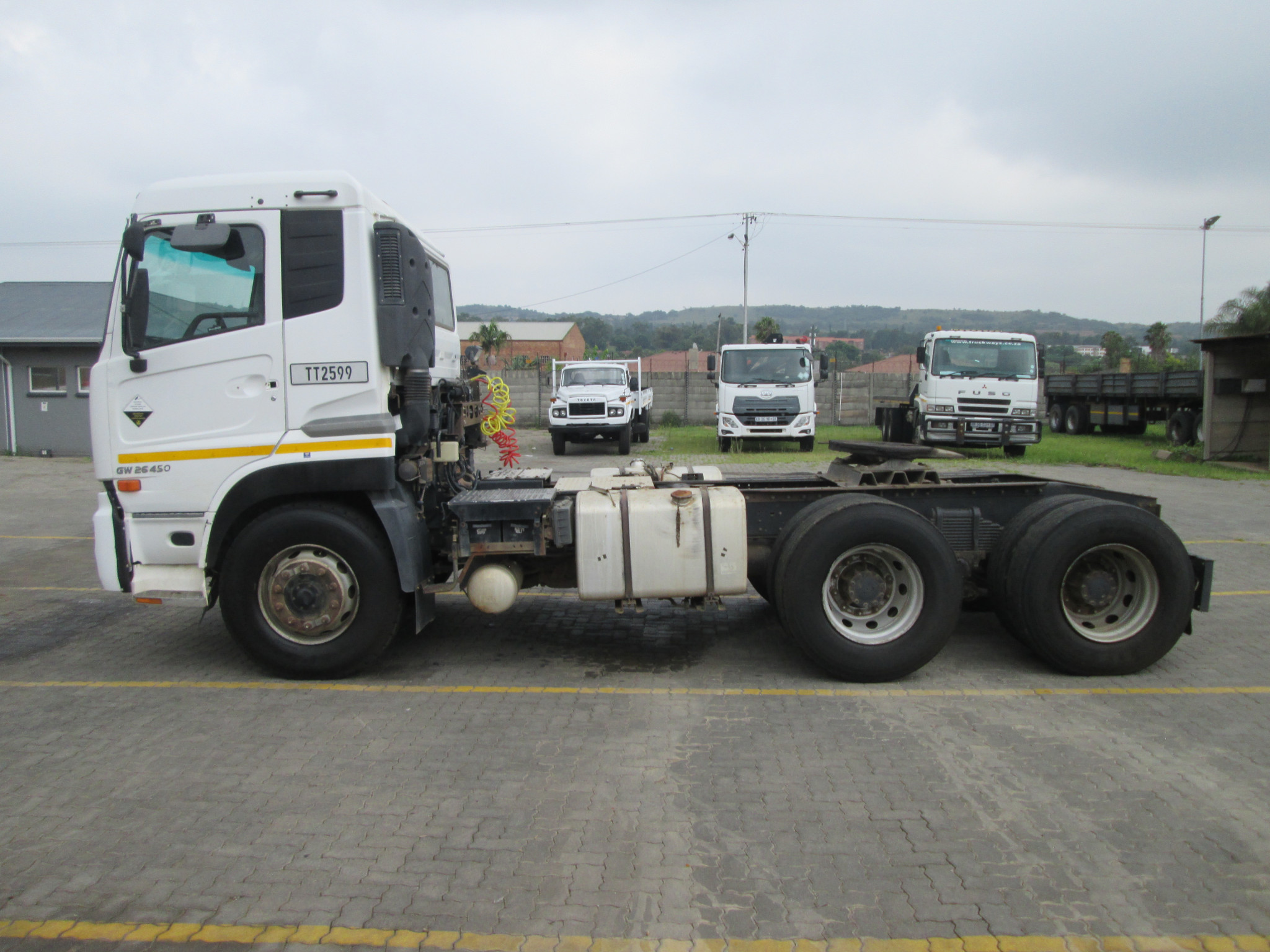 2015 UD QUON GW26-450 TRUCK TRACTOR - Image 4