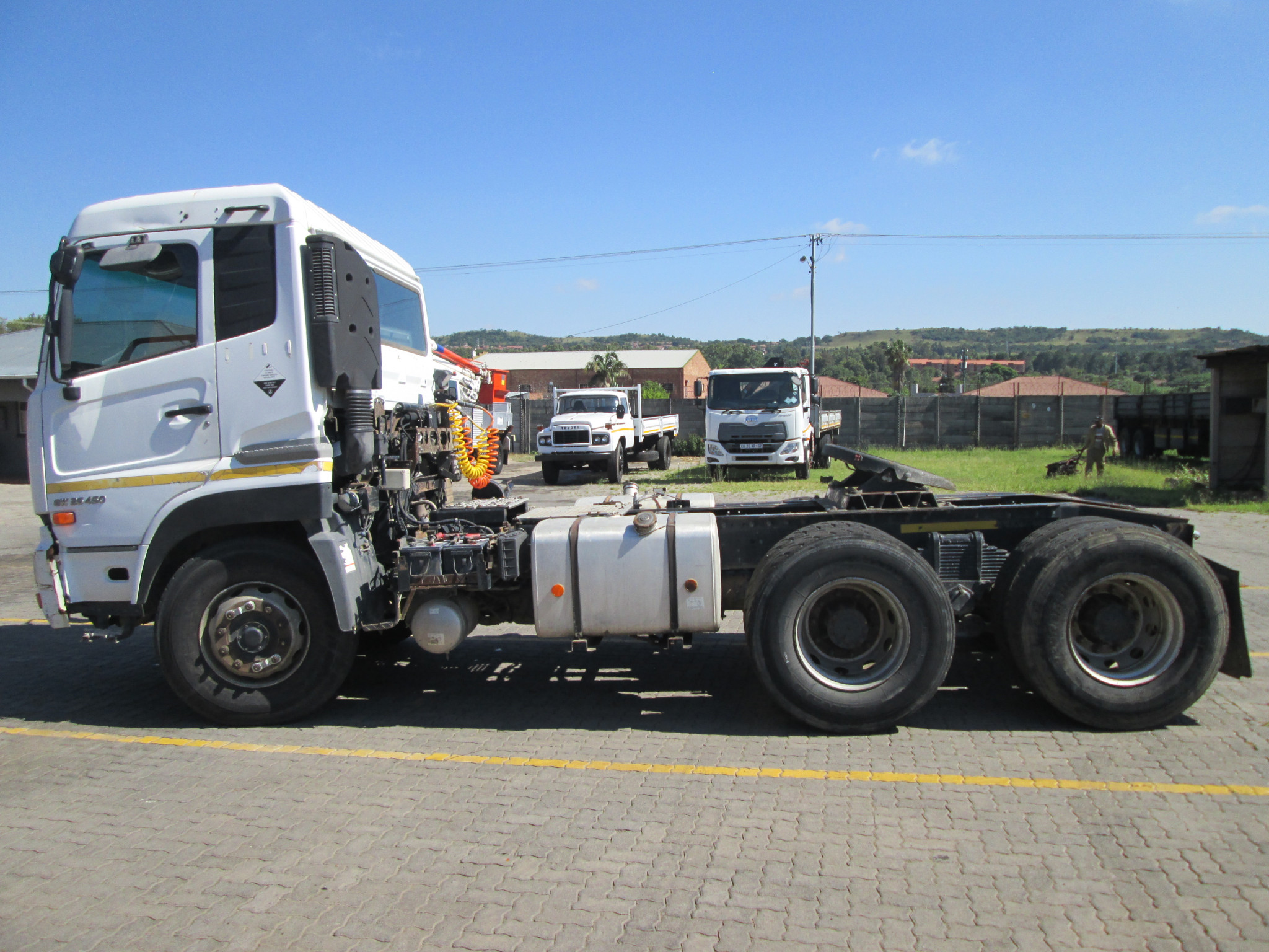 2015 UD QUON GW26-450 TRUCK TRACTOR 309996 KM - Image 4