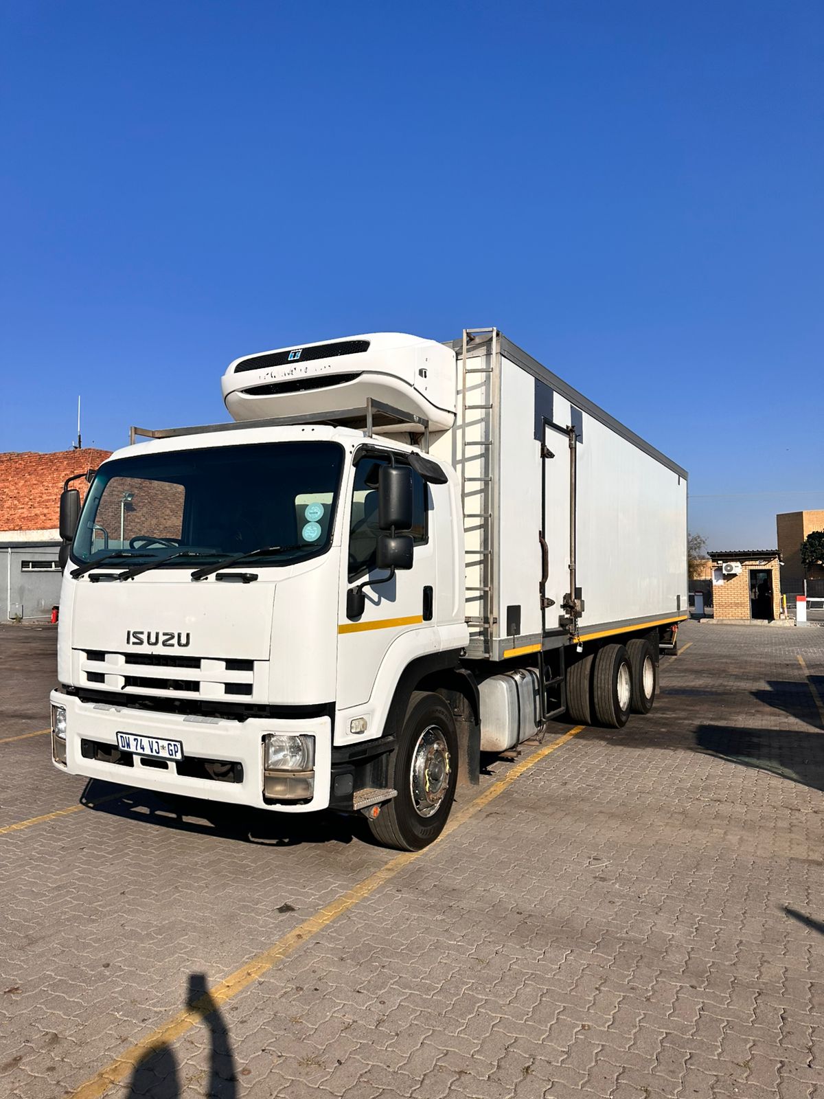 2015 ISUZU FVM1200 FRIDGE TRUCK WITH THERMOKING T-800R (-25 degrees Celsius) 362495KM - Image 9