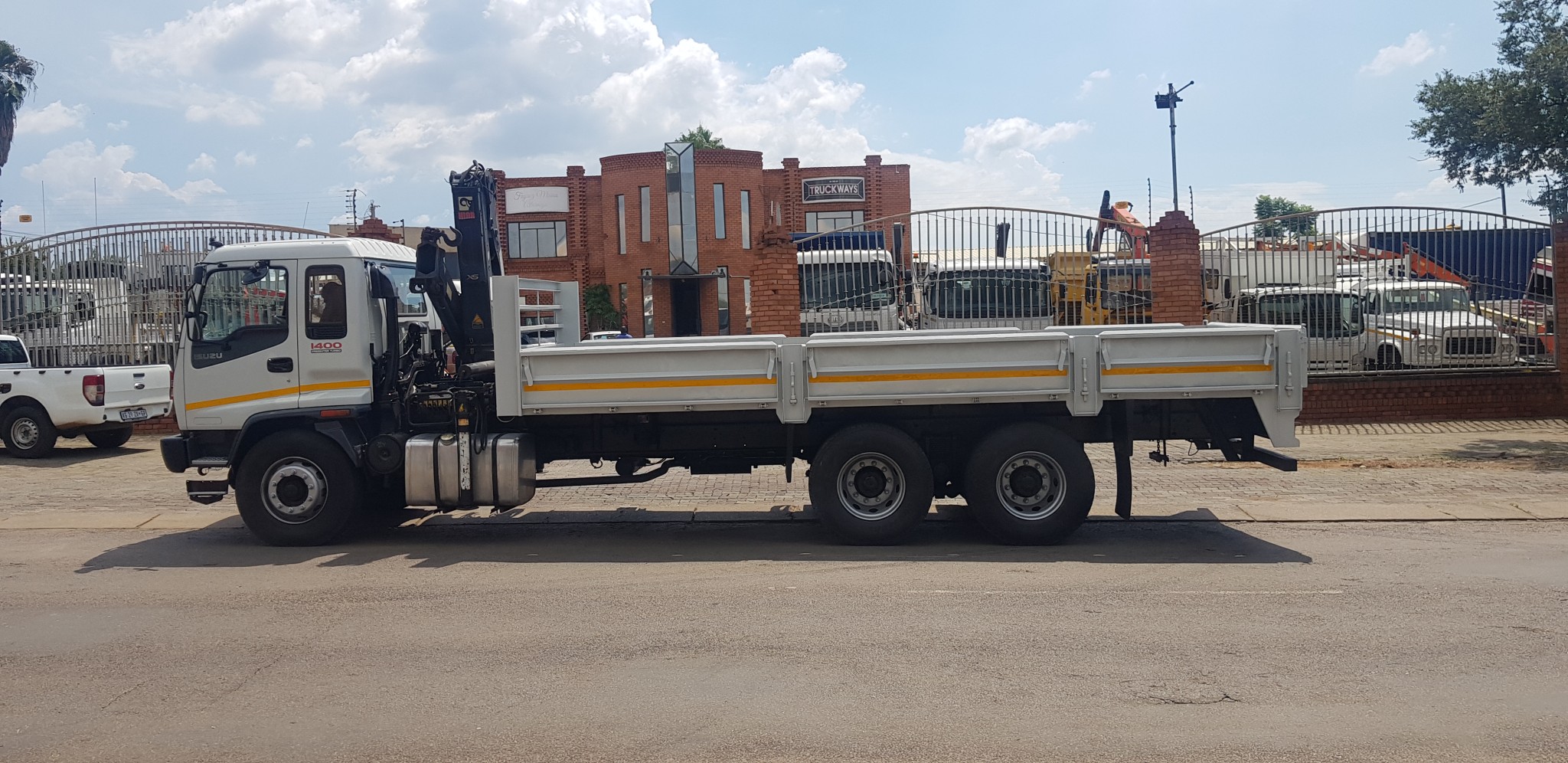 2004 ISUZU FVZ1400 12TON DROPSIDE WITH HIAB 122CL CRANE - Image 4