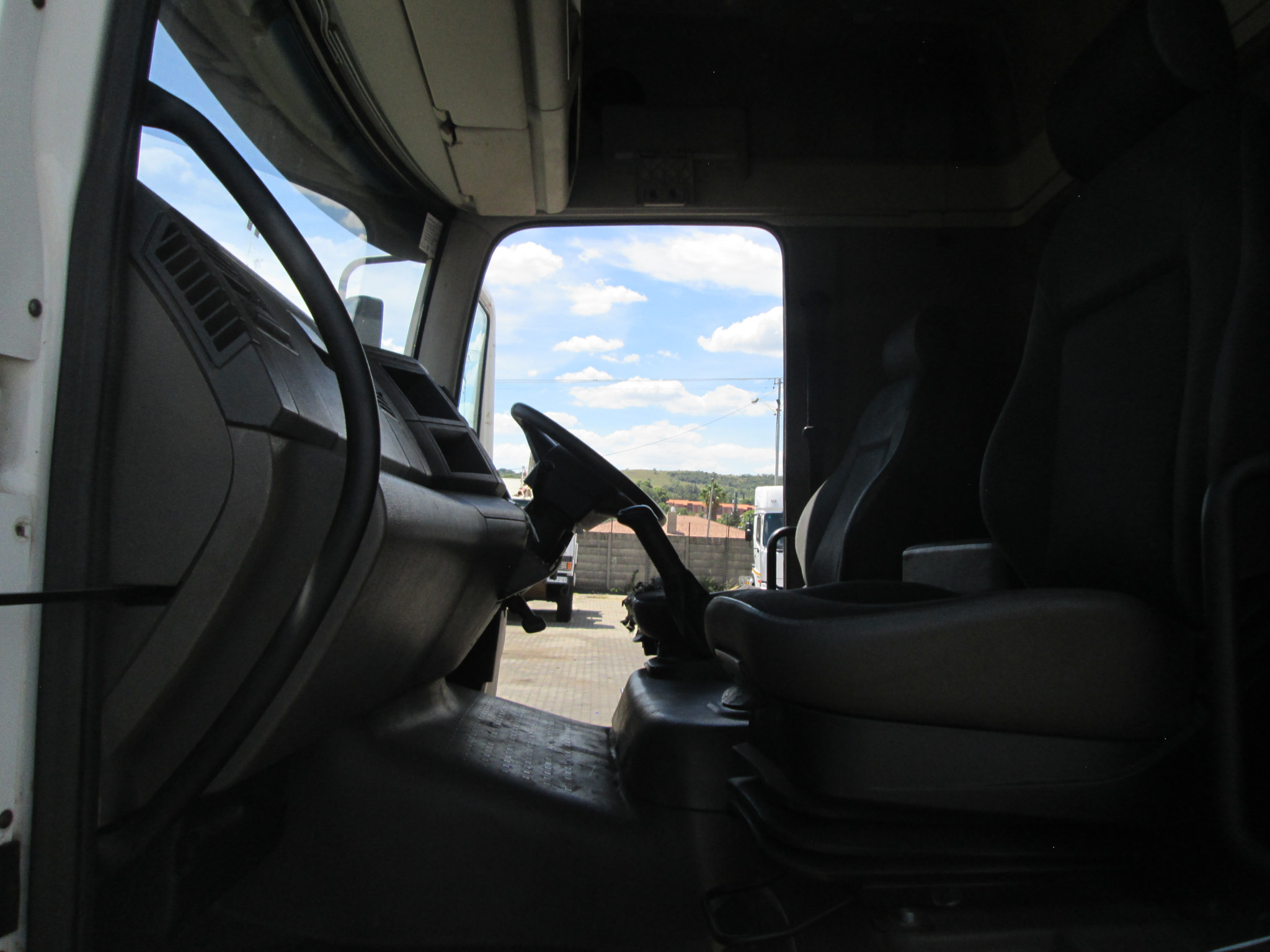 2016 VW CONSTELLATION 24.250 12TON CURTAIN SIDES - 292437KM - Image 10