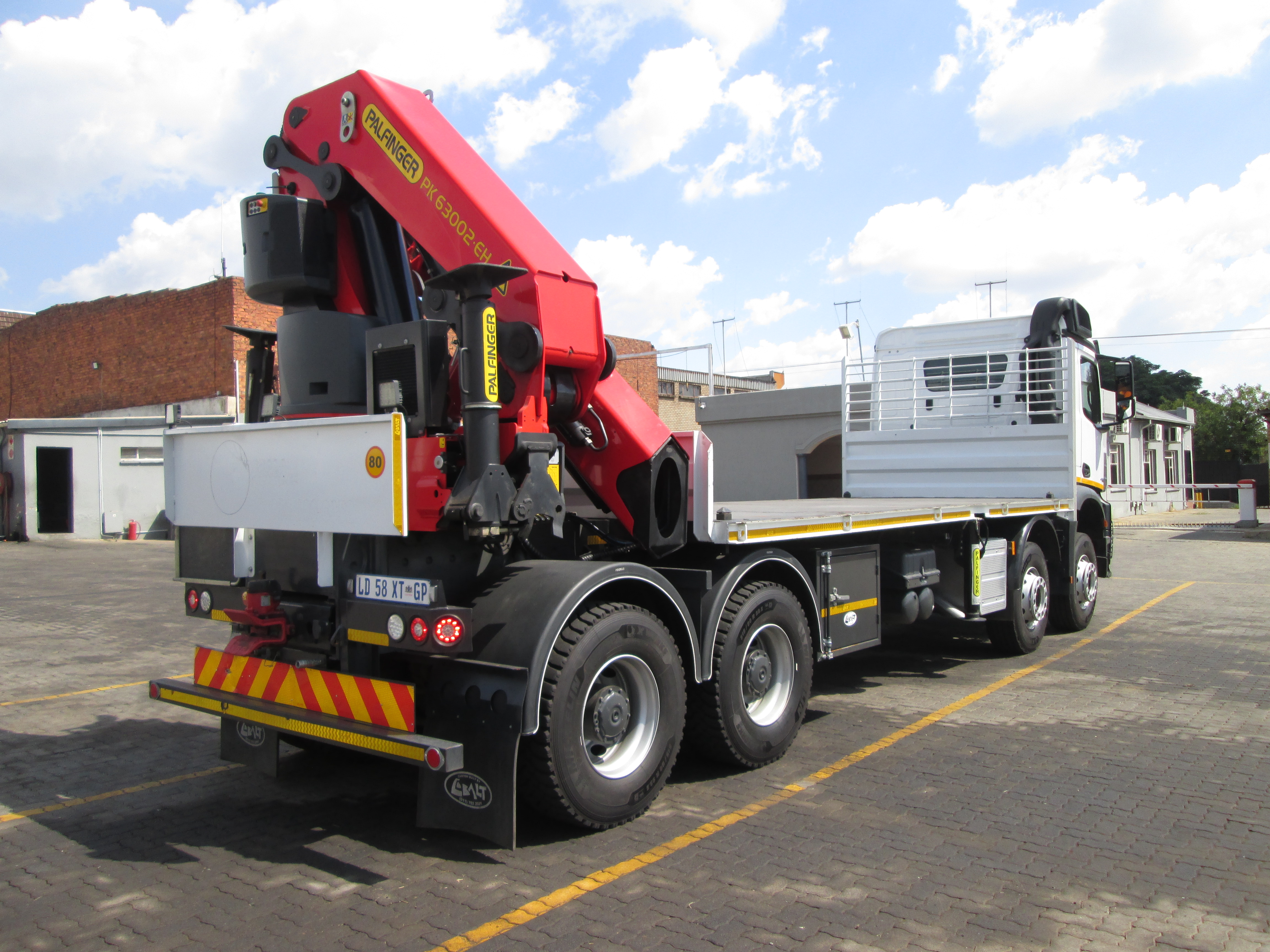 2023 Mercedes Benz AROCS 4152 Twin steer 8x4 flat deck Equipped with rear mount PK63002 EH crane - Image 11