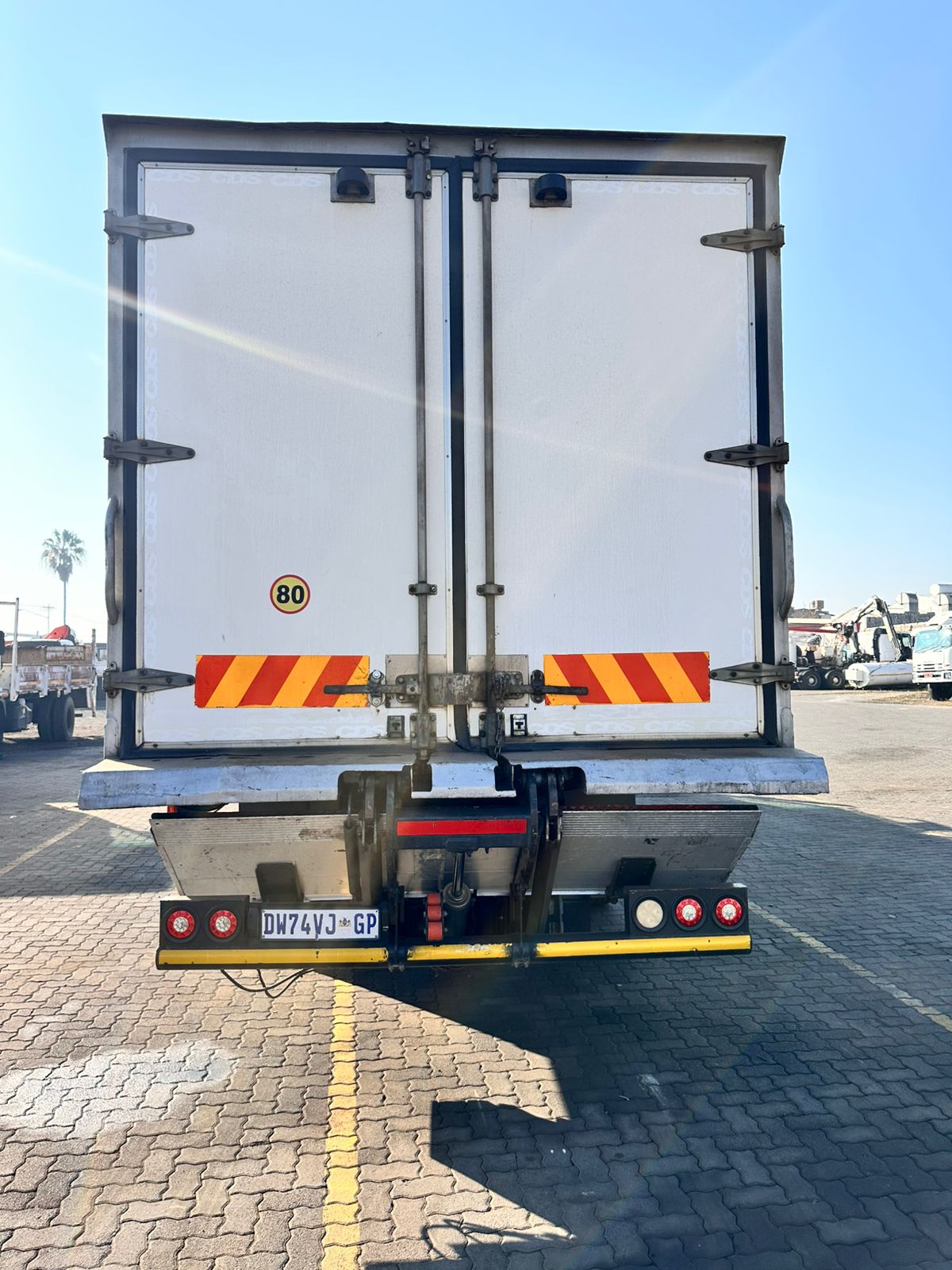 2015 ISUZU FVM1200 FRIDGE TRUCK WITH THERMOKING T-800R (-25 degrees Celsius) 362495KM - Image 4