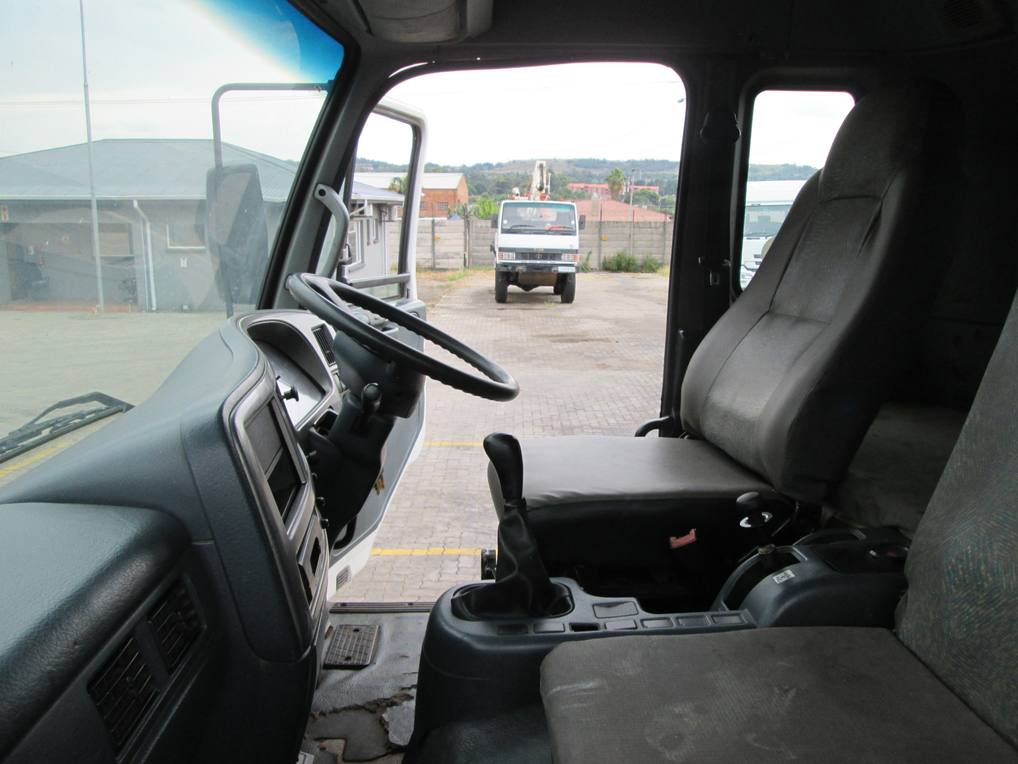 2011 UD TRUCK UD80 8TON DROPSIDE WITH FASSI F65 CRANE & CREWCAB - Image 13