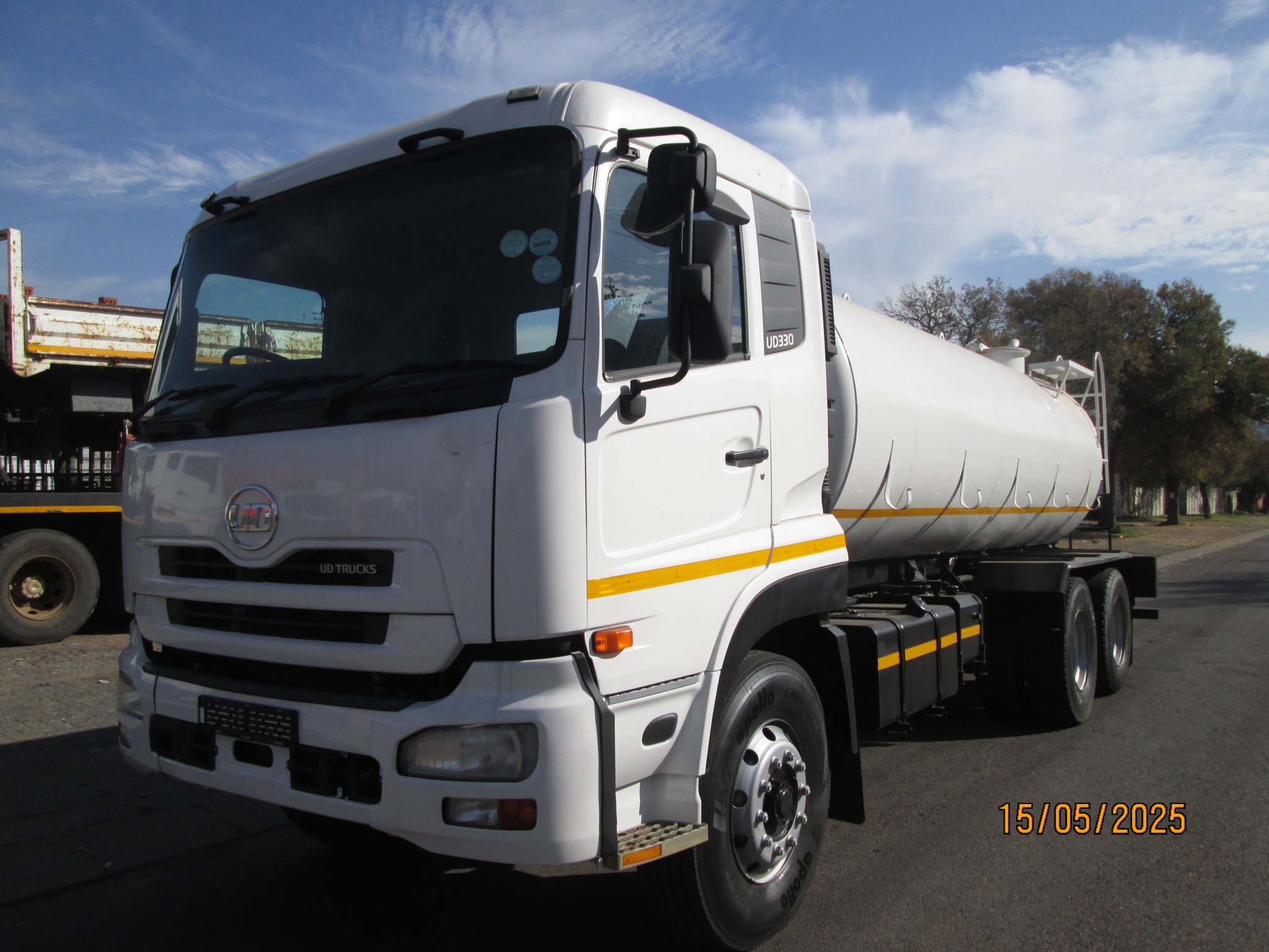 2012 UD330 14000L WATER TANKER - Image 3