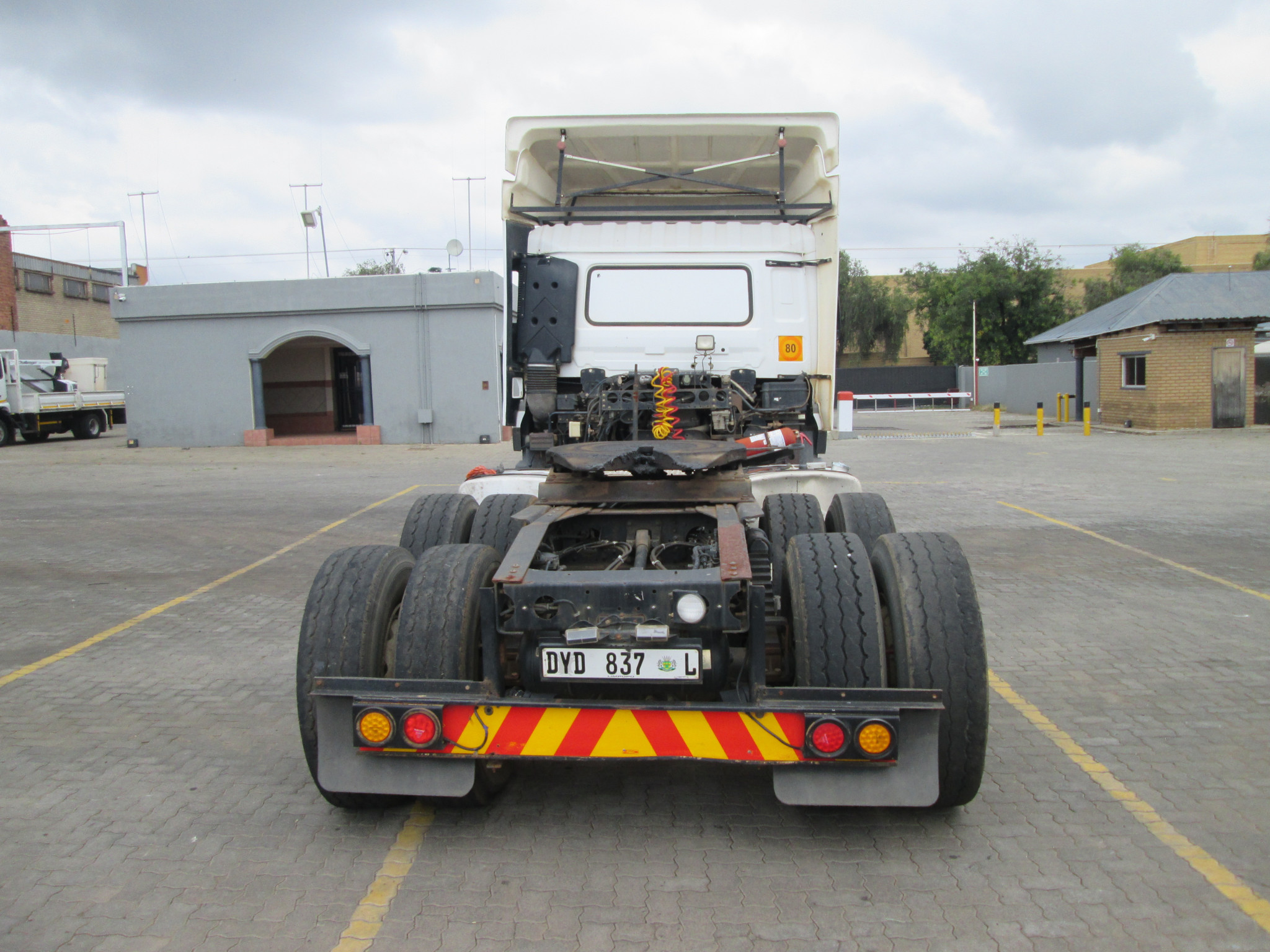 2018 UD QUON GW26-450 TRUCK TRACTOR 365971KM - Image 6