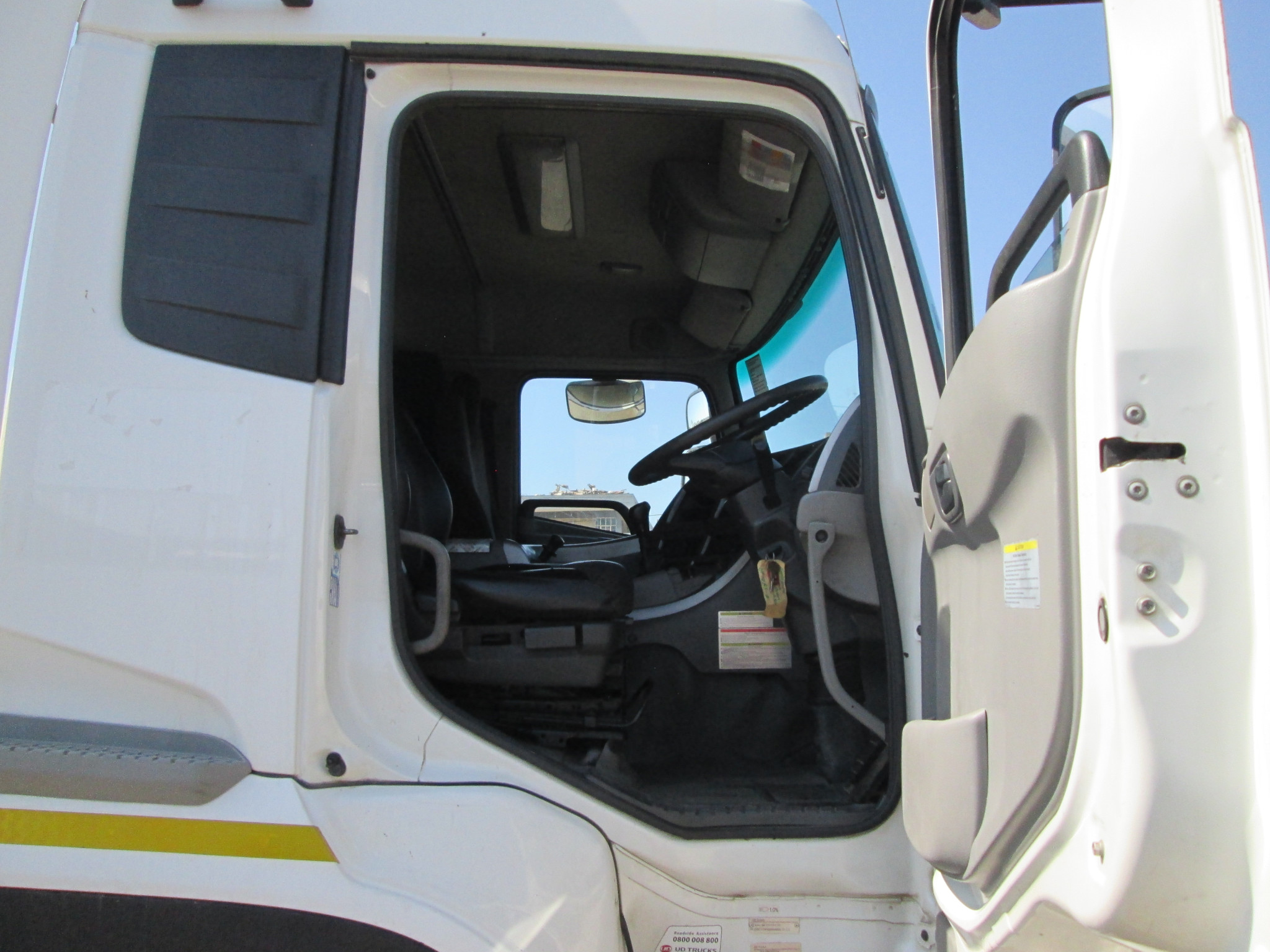 2018 UD QUON GW26-450 TRUCK TRACTOR 246563KM - Image 9