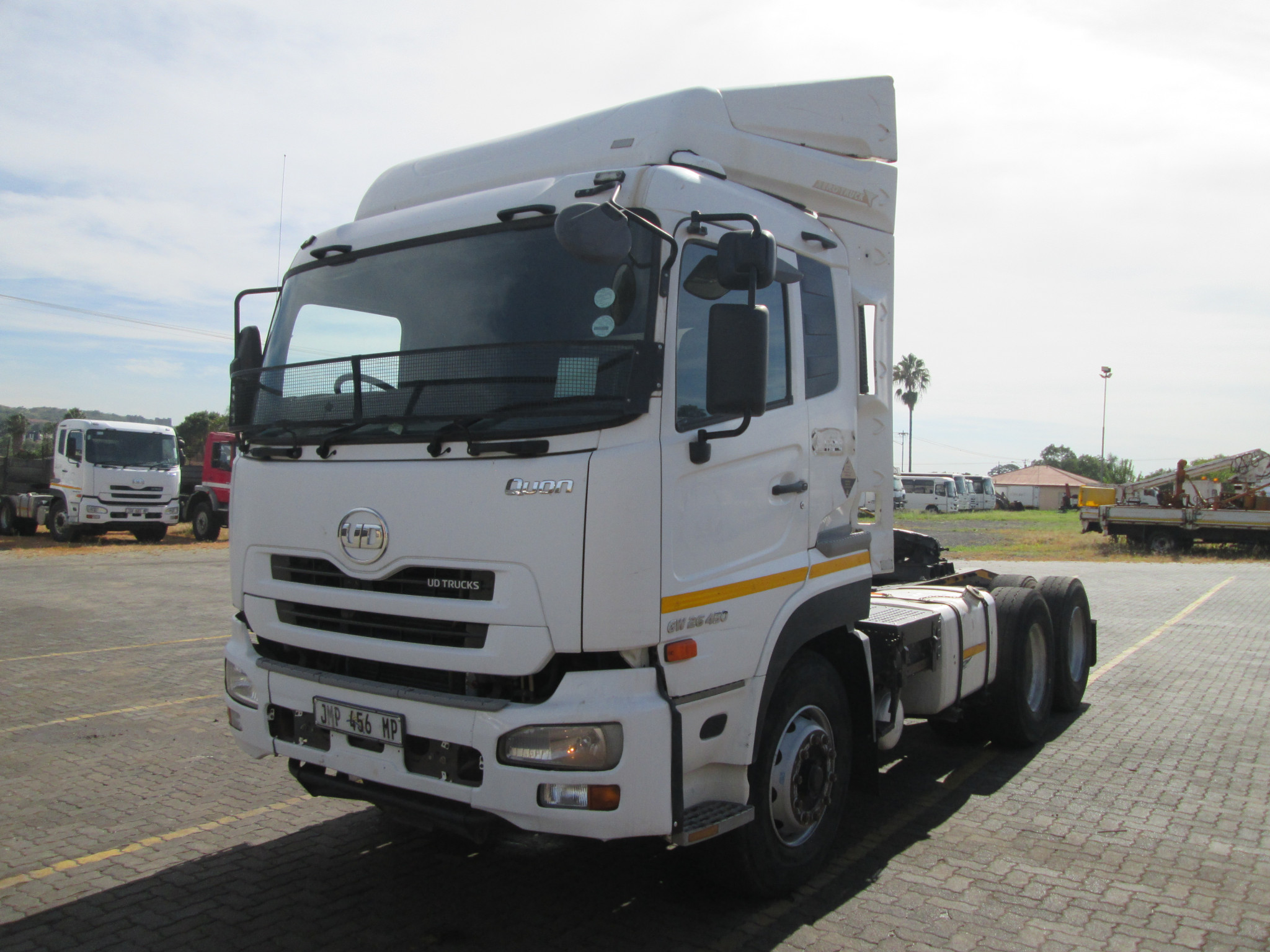 2018 UD QUON GW26-450 TRUCK TRACTOR 304005KM - Image 3