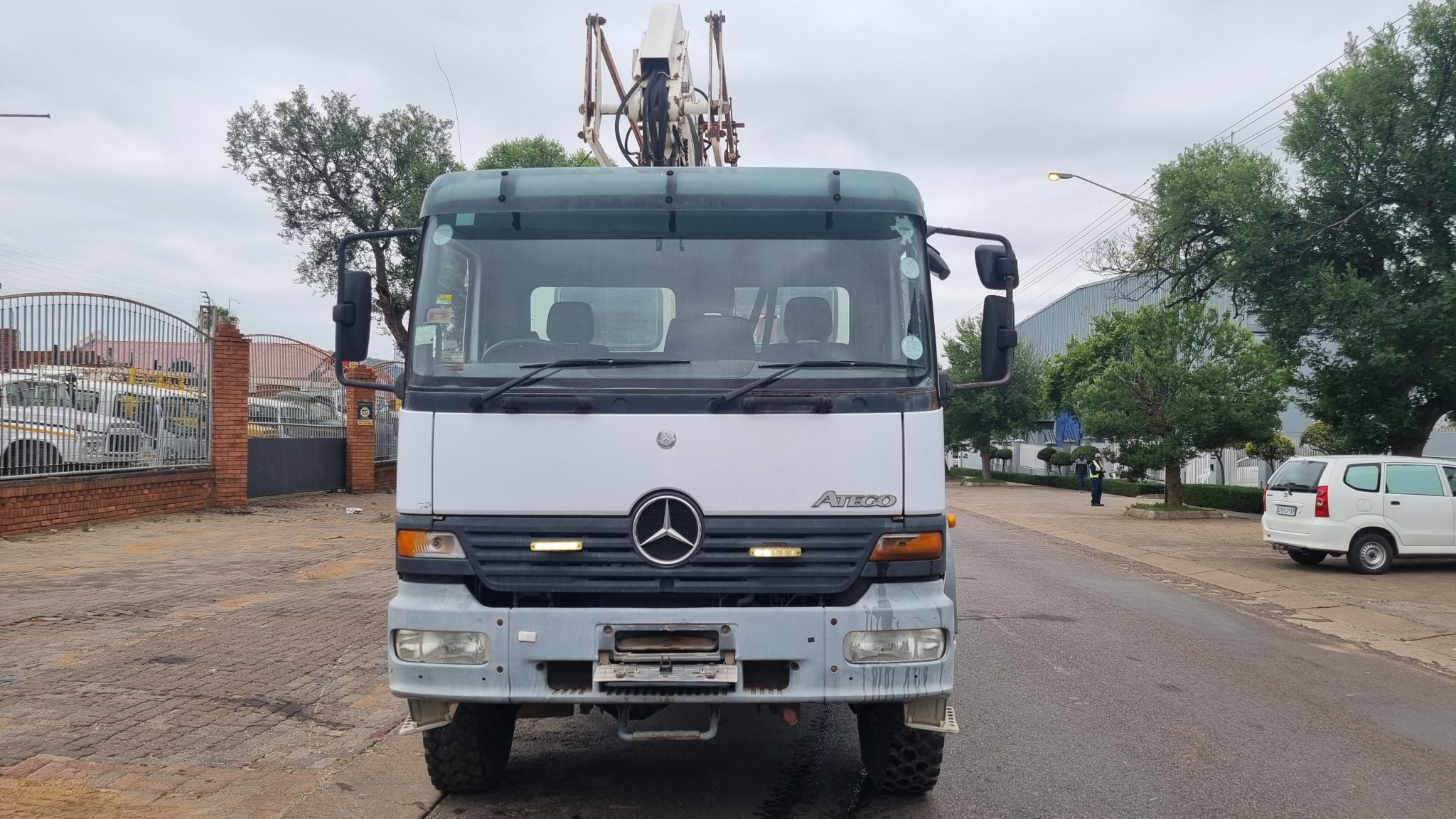 2002 MERCEDES BENZ1517 4x4 12M REACH LIVE LINE TRUCK - Image 3