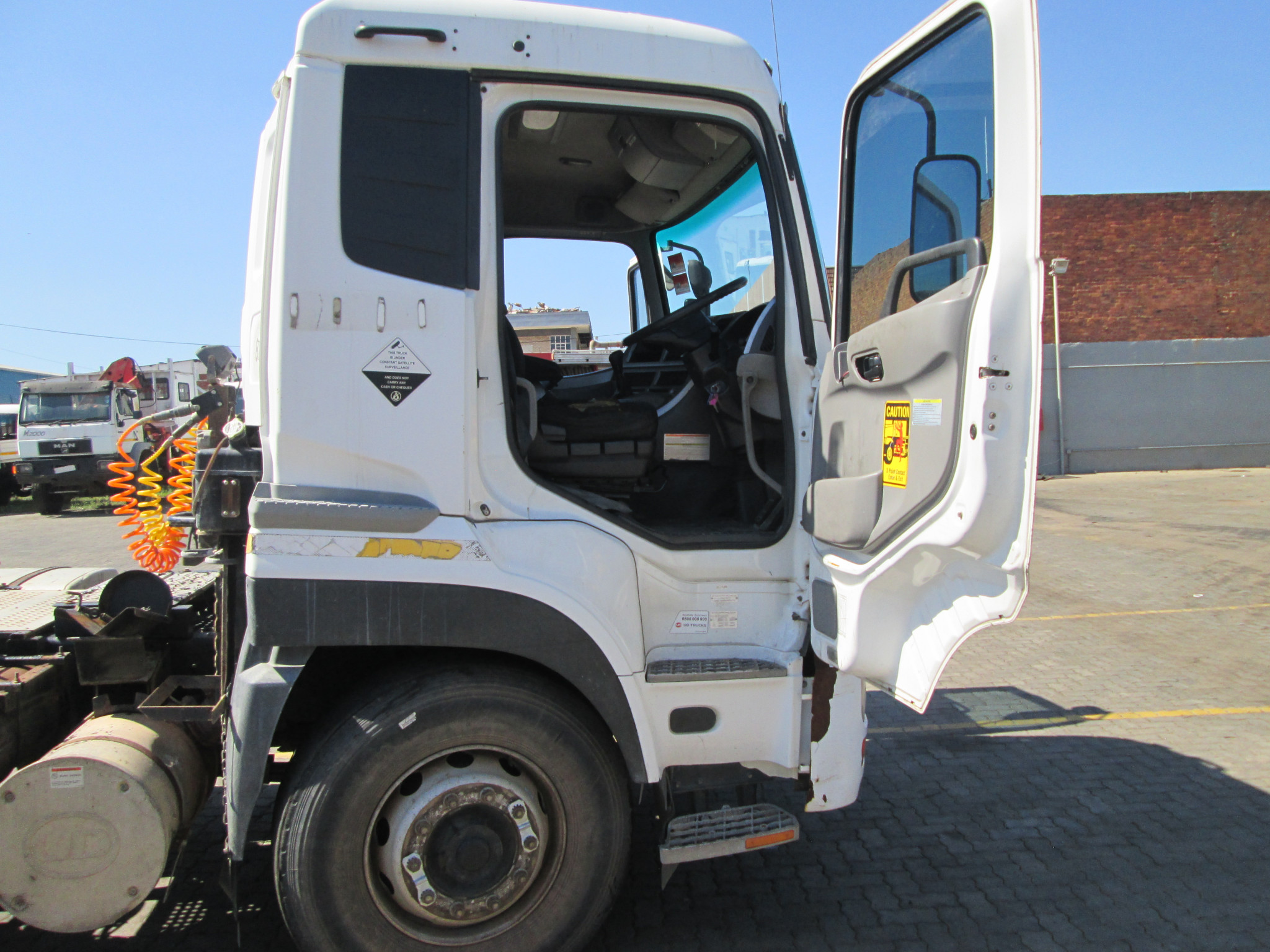 2015 UD QUON GW26-450 TRUCK TRACTOR 309996 KM - Image 9