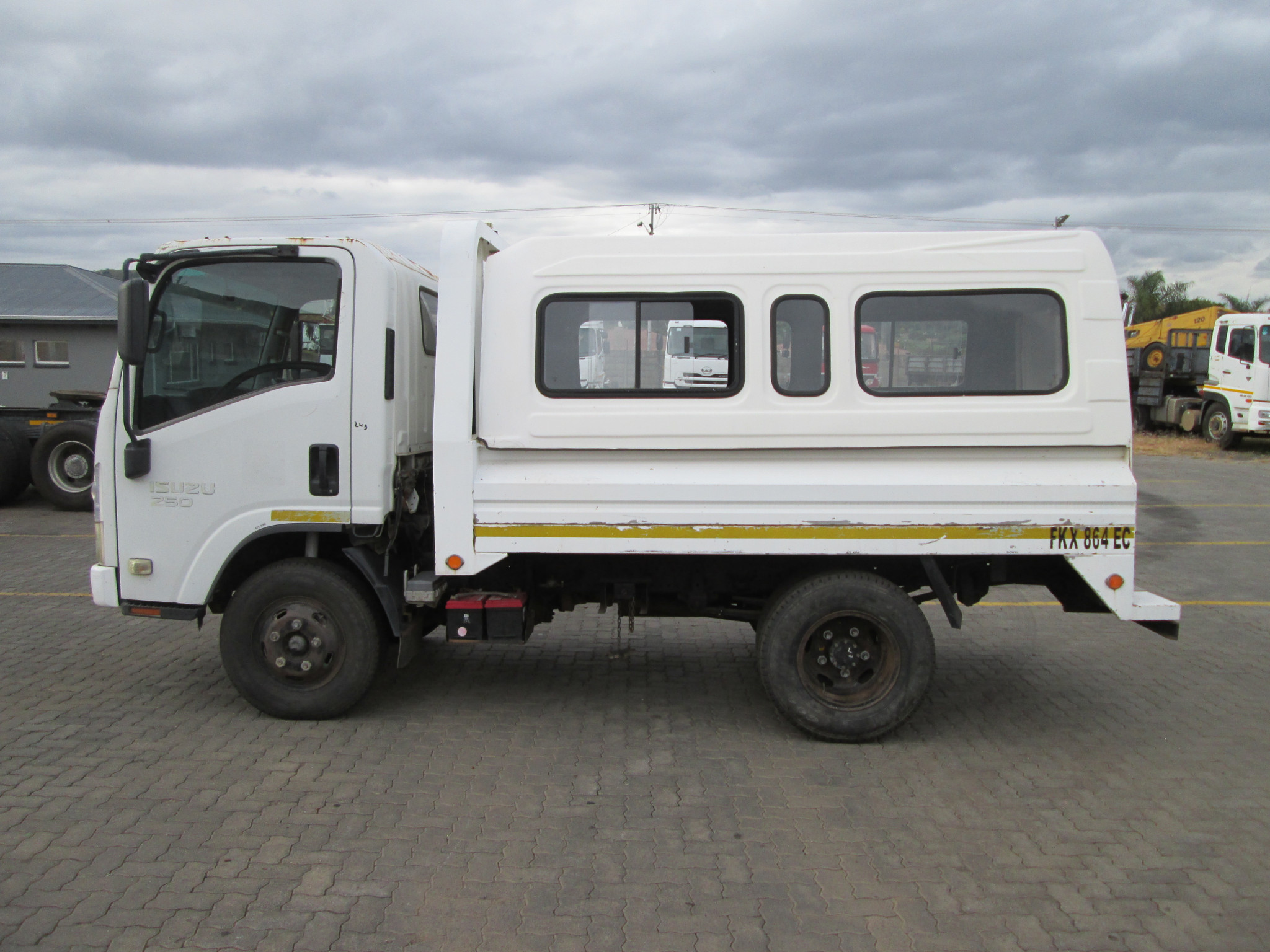 2010 ISUZU NMR250 WITH CANOPY  - Image 4